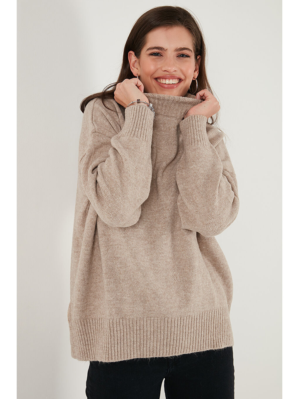 Bej Premium Oversize Fit Balıkçı Yaka Yumuşak Dokulu Triko Kazak 680KZ00469-3