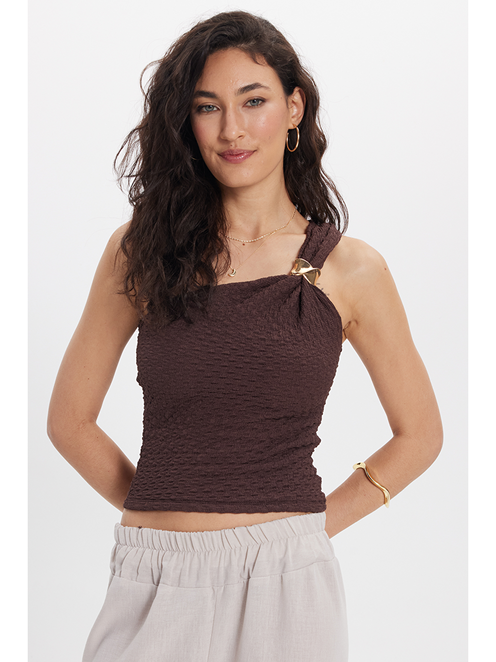 Kadın Slim Fit Dar Kesim Tek Omuz Tek Kol Doku Desenli Kahverengi Bluz