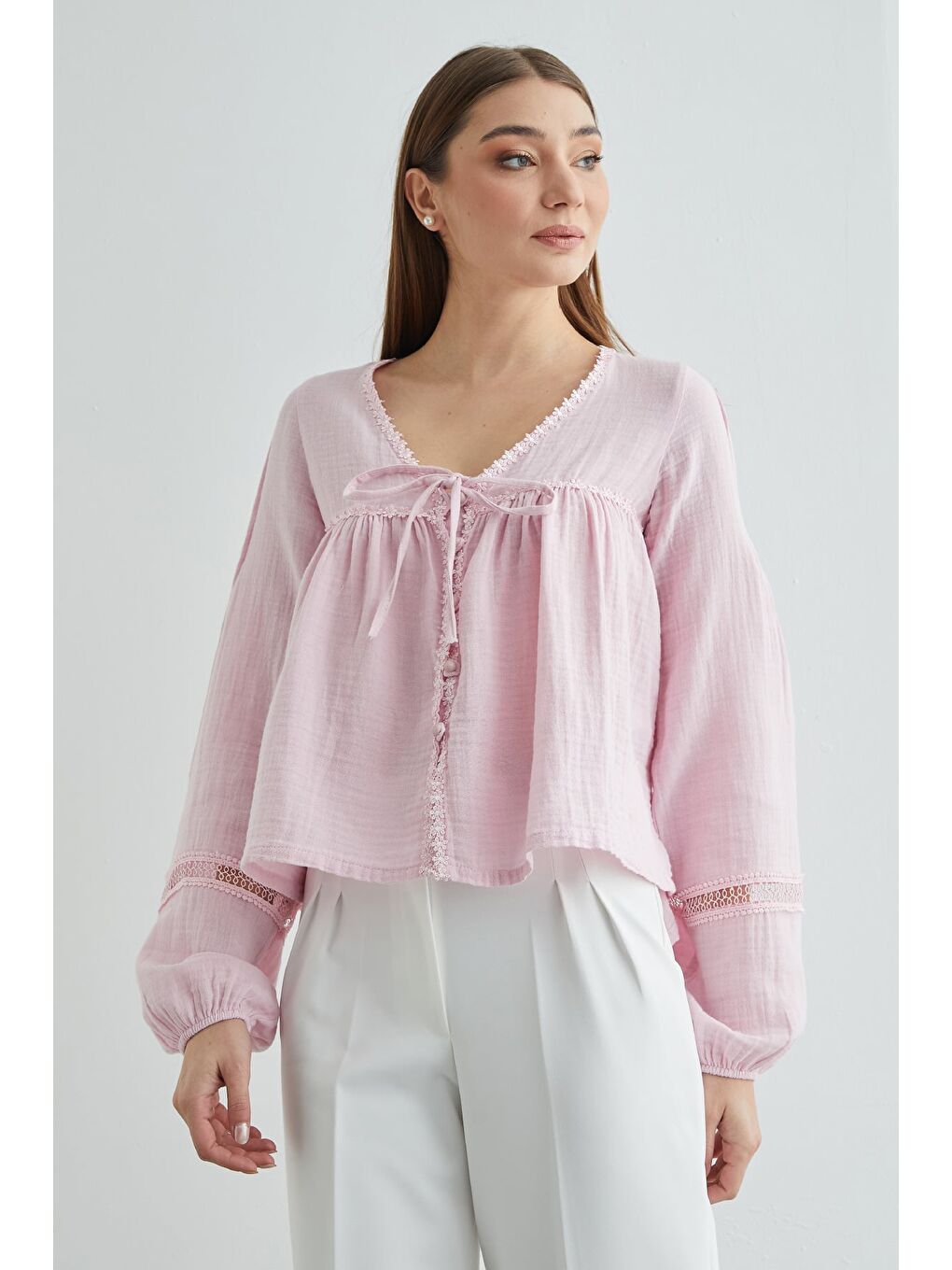 Pembe Dantelli Düğmeli Müslin Gömlek-3