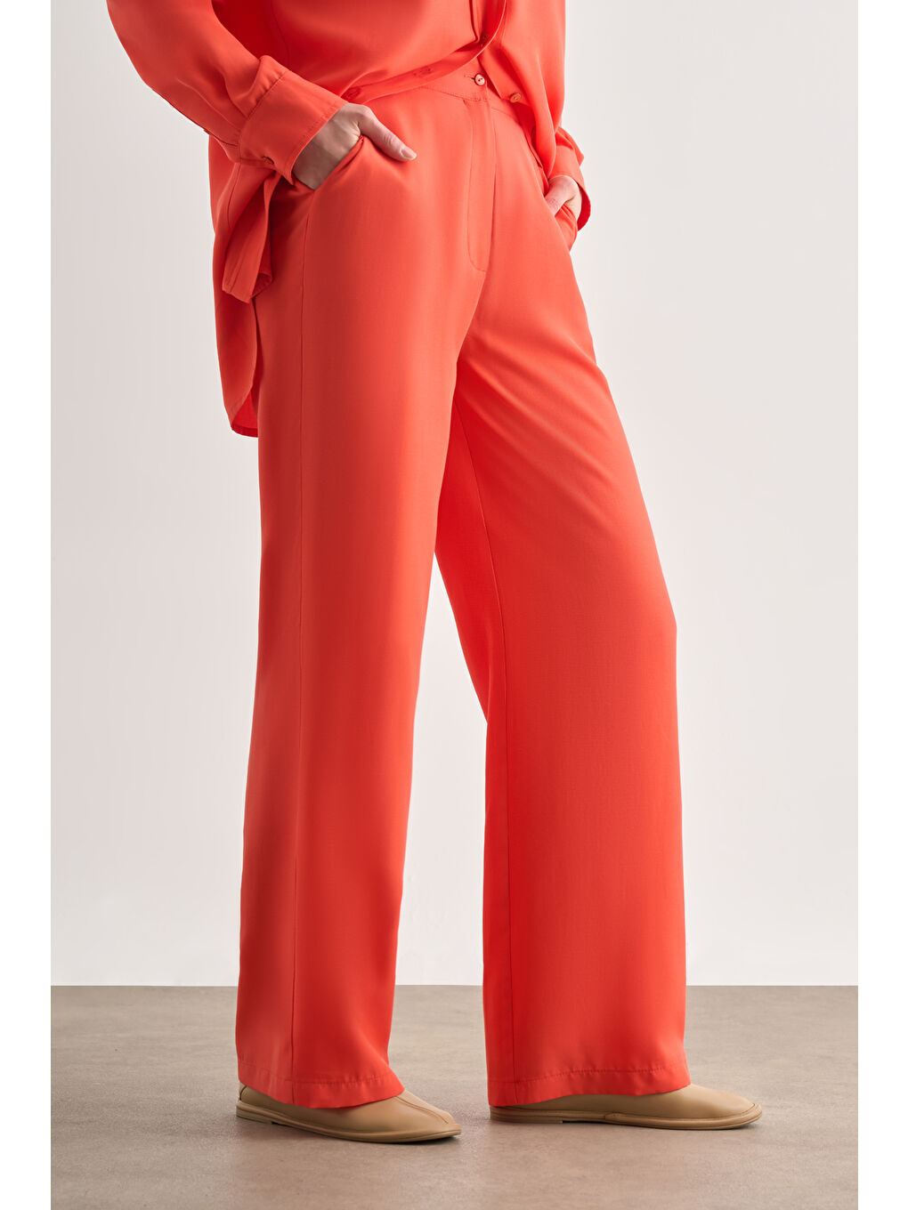 Kırmızı Nar Çiçeği Kemerli Rahat Kesim Modal Pantolon-1