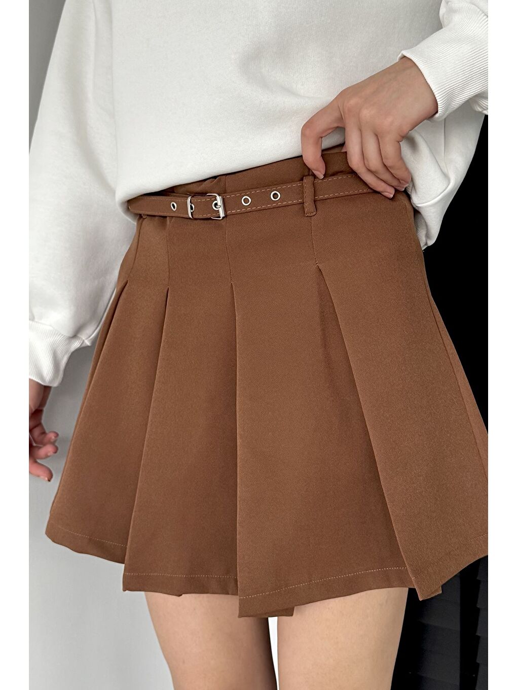 Kahverengi Kadın Kemer Aksesuarlı Fermuarlı Pileli İçi Şortlu Mini Etek-1