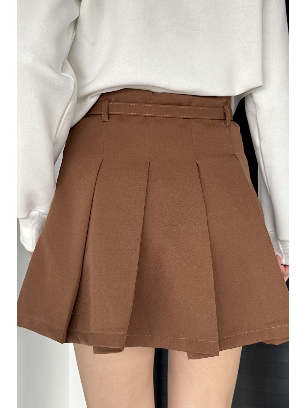 Kahverengi Kadın Kemer Aksesuarlı Fermuarlı Pileli İçi Şortlu Mini Etek-2