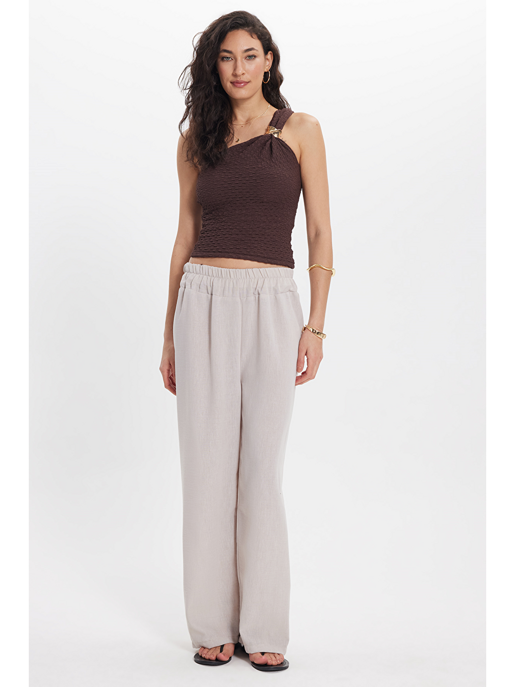 Kadın Slim Fit Dar Kesim Tek Omuz Tek Kol Doku Desenli Kahverengi Bluz-1