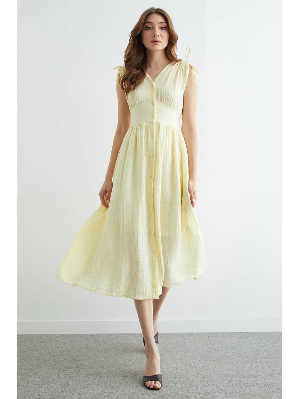 Sarı Omuz Bağcıklı Düğmeli Müslin Elbise-1