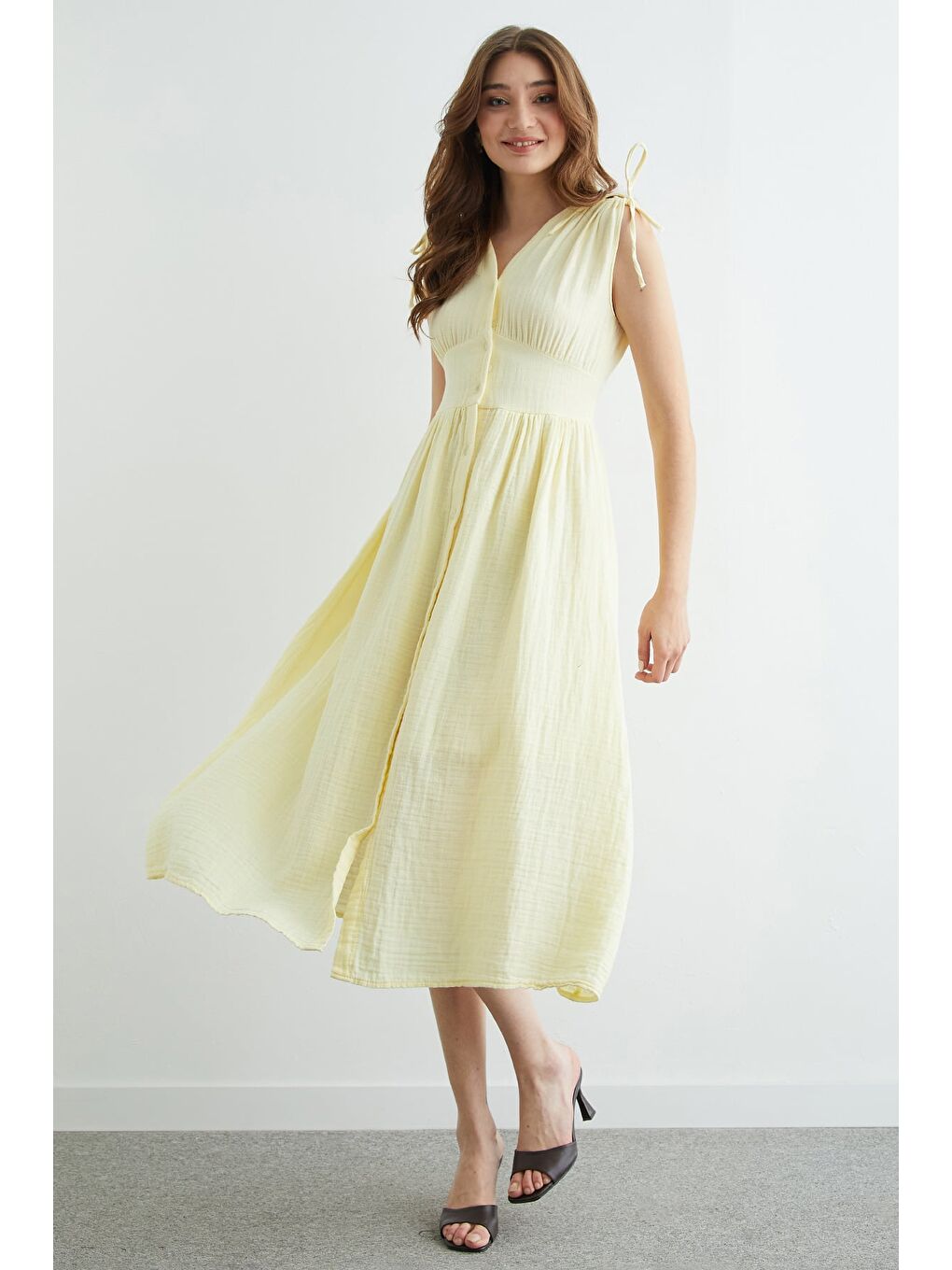 Sarı Omuz Bağcıklı Düğmeli Müslin Elbise-2