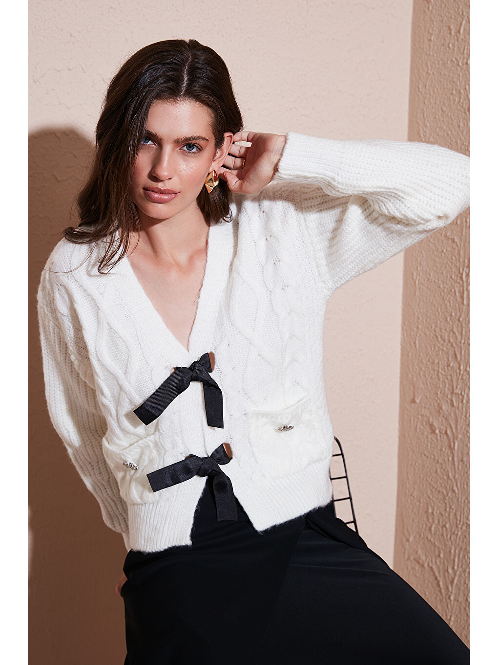 Ekru Premium Regular Fit V Yaka Fiyonk Bağlama Detaylı Örgü Desenli Triko Hırka 680KZ1947-1