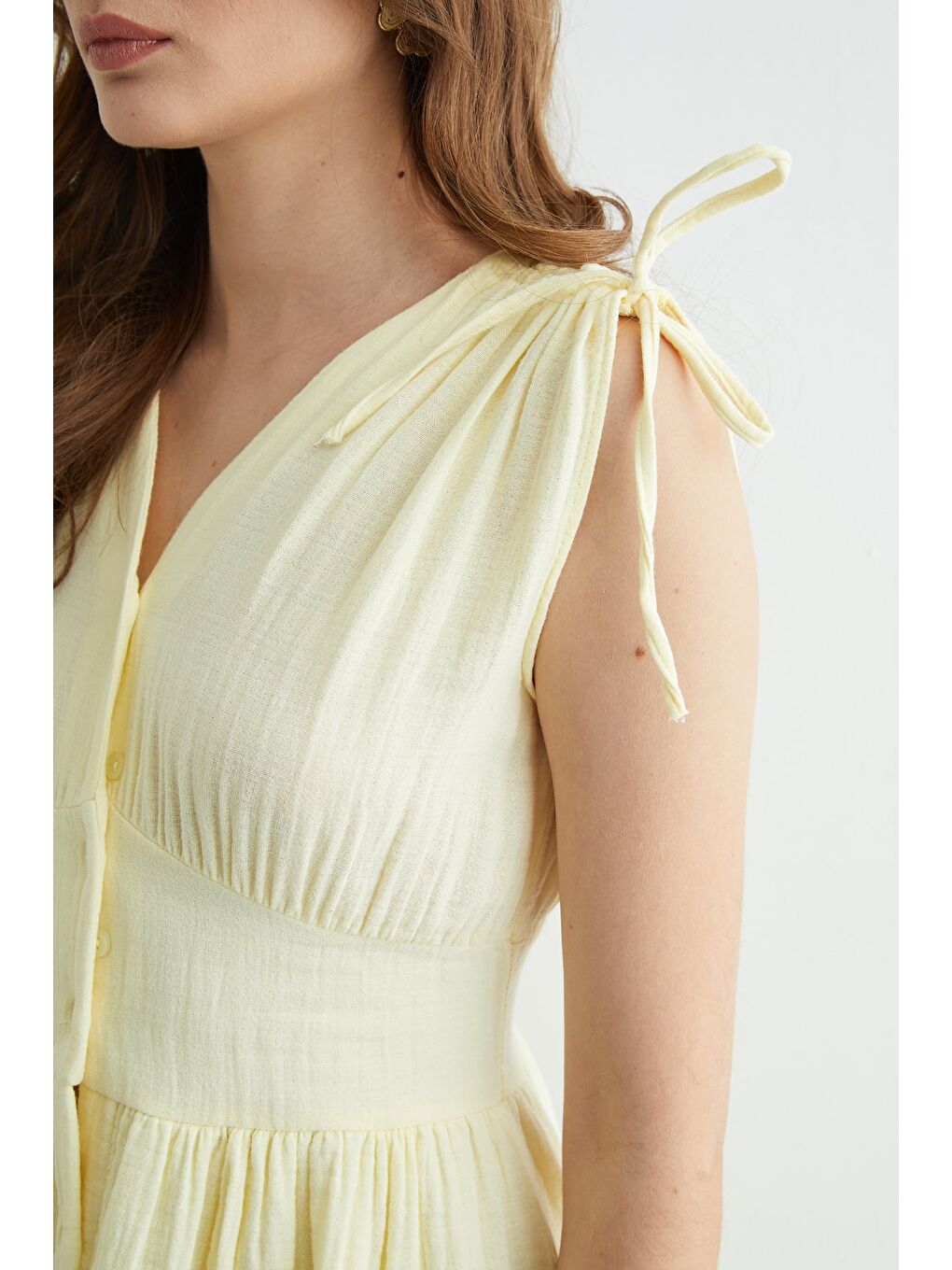 Sarı Omuz Bağcıklı Düğmeli Müslin Elbise-3