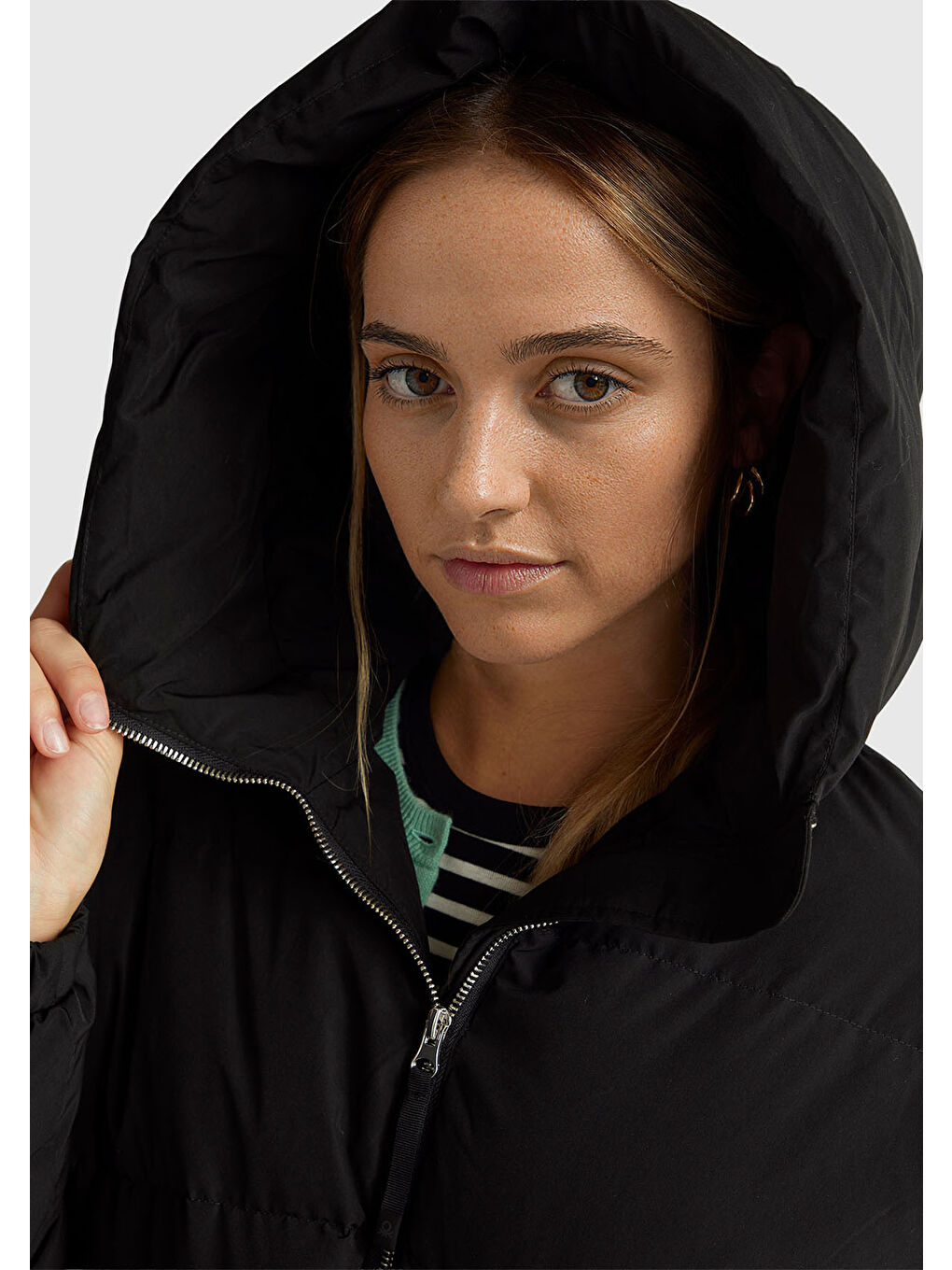 Kadın Siyah Kuş Tüyü Beli Bağcıklı Kapüşonlu Uzun Şişme Mont-5