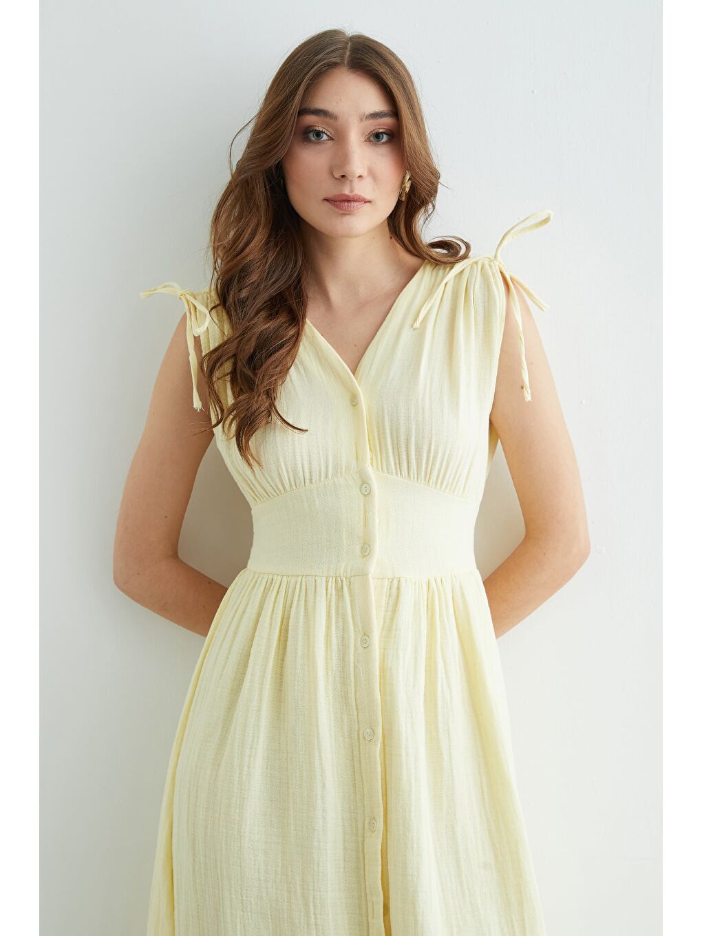 Sarı Omuz Bağcıklı Düğmeli Müslin Elbise-4