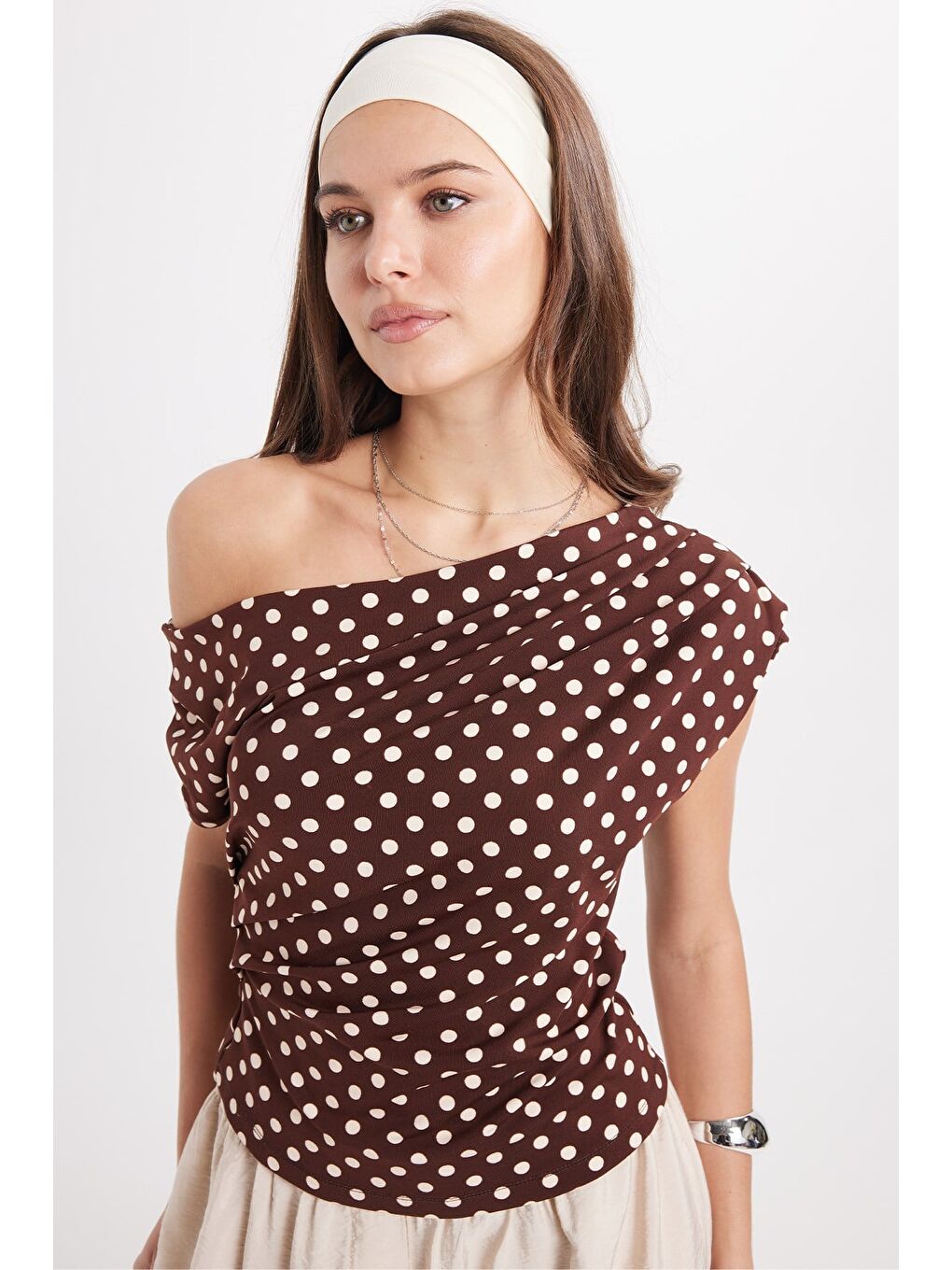 Kadın Slim Fit Dar Kesim Kayık Yaka Puantiyeli Elastanlı Kahverengi Viskon Bluz-3