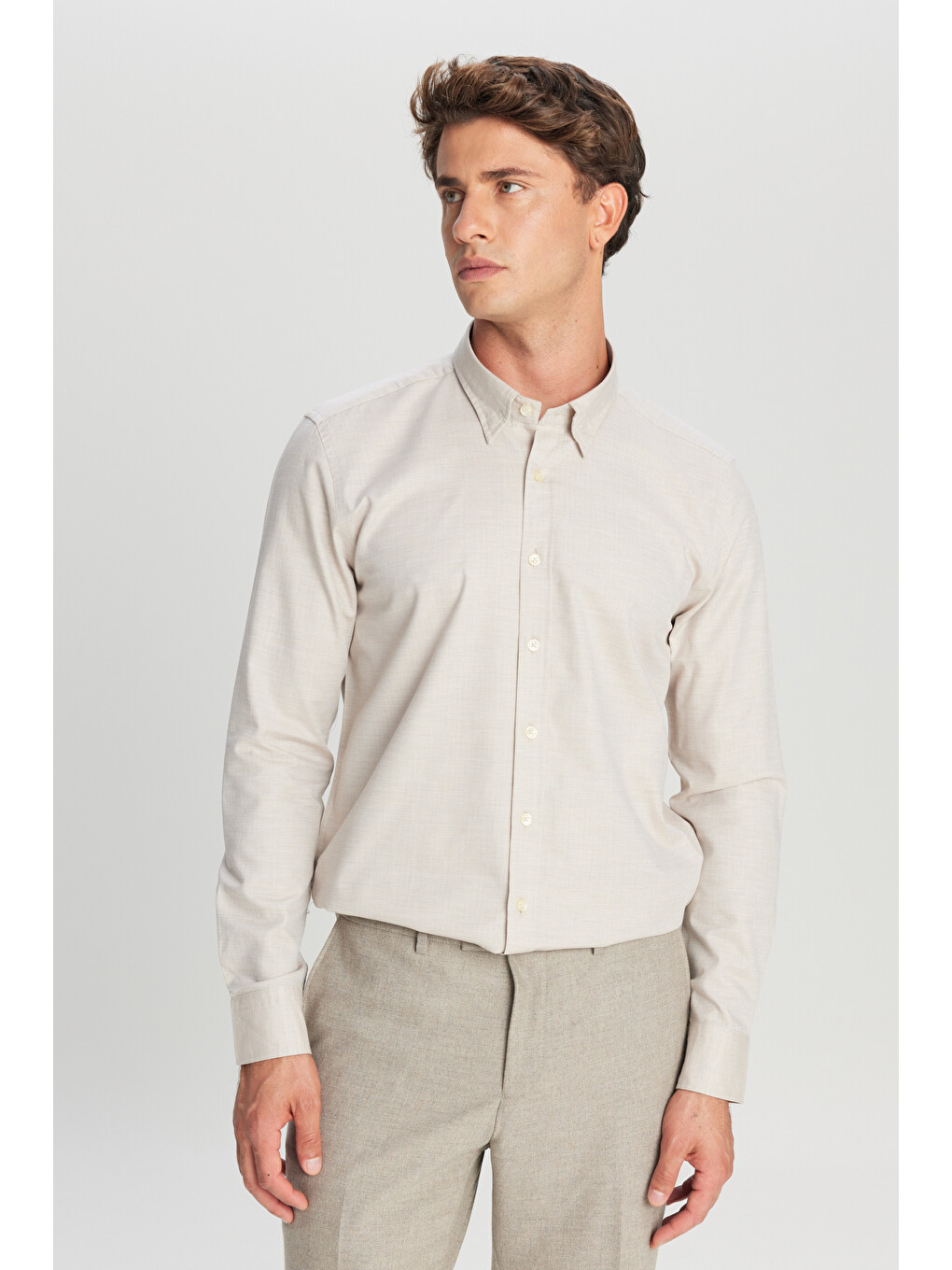 Erkek Bej %100 Pamuk Slim Fit Dar Kesim Düğmeli Yaka Balıksırtı Desenli Gömlek