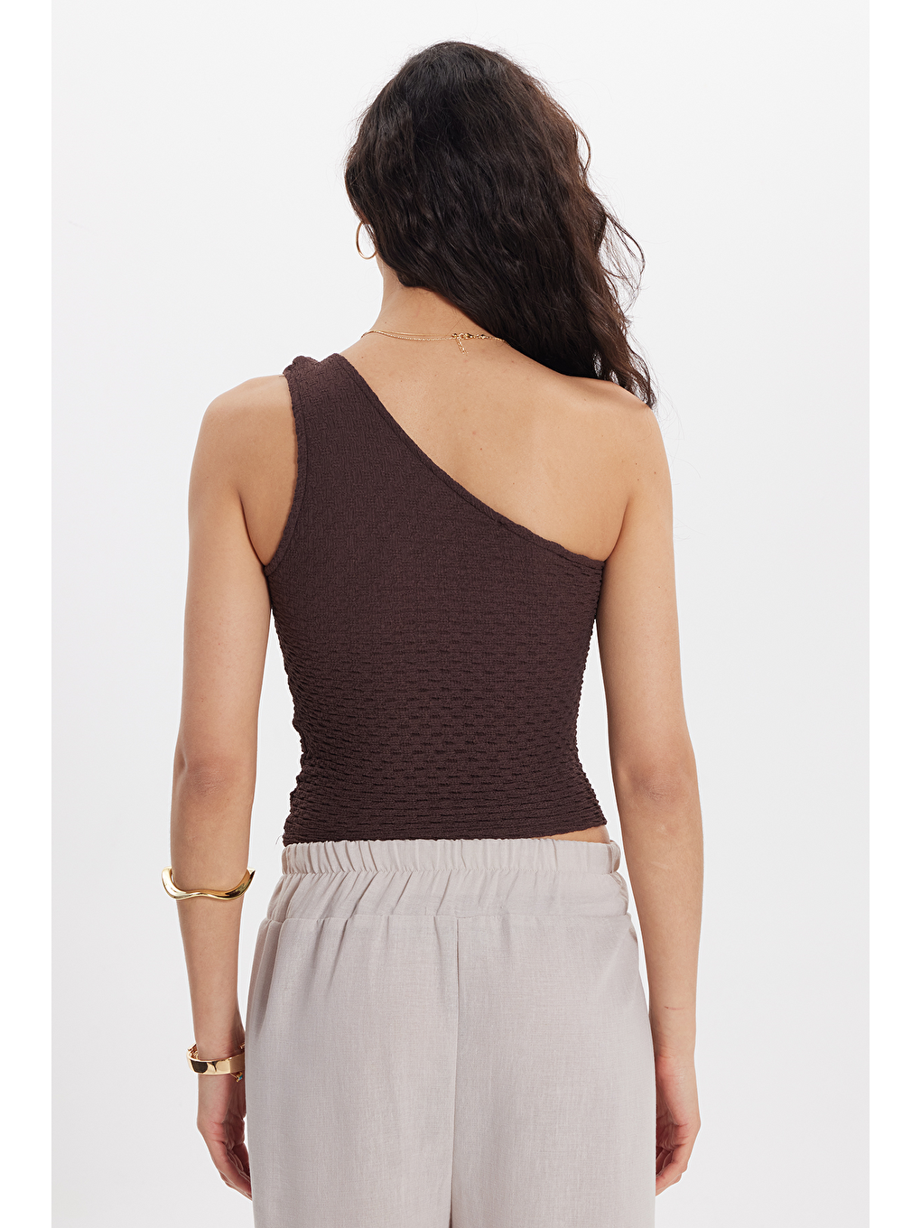 Kadın Slim Fit Dar Kesim Tek Omuz Tek Kol Doku Desenli Kahverengi Bluz-5