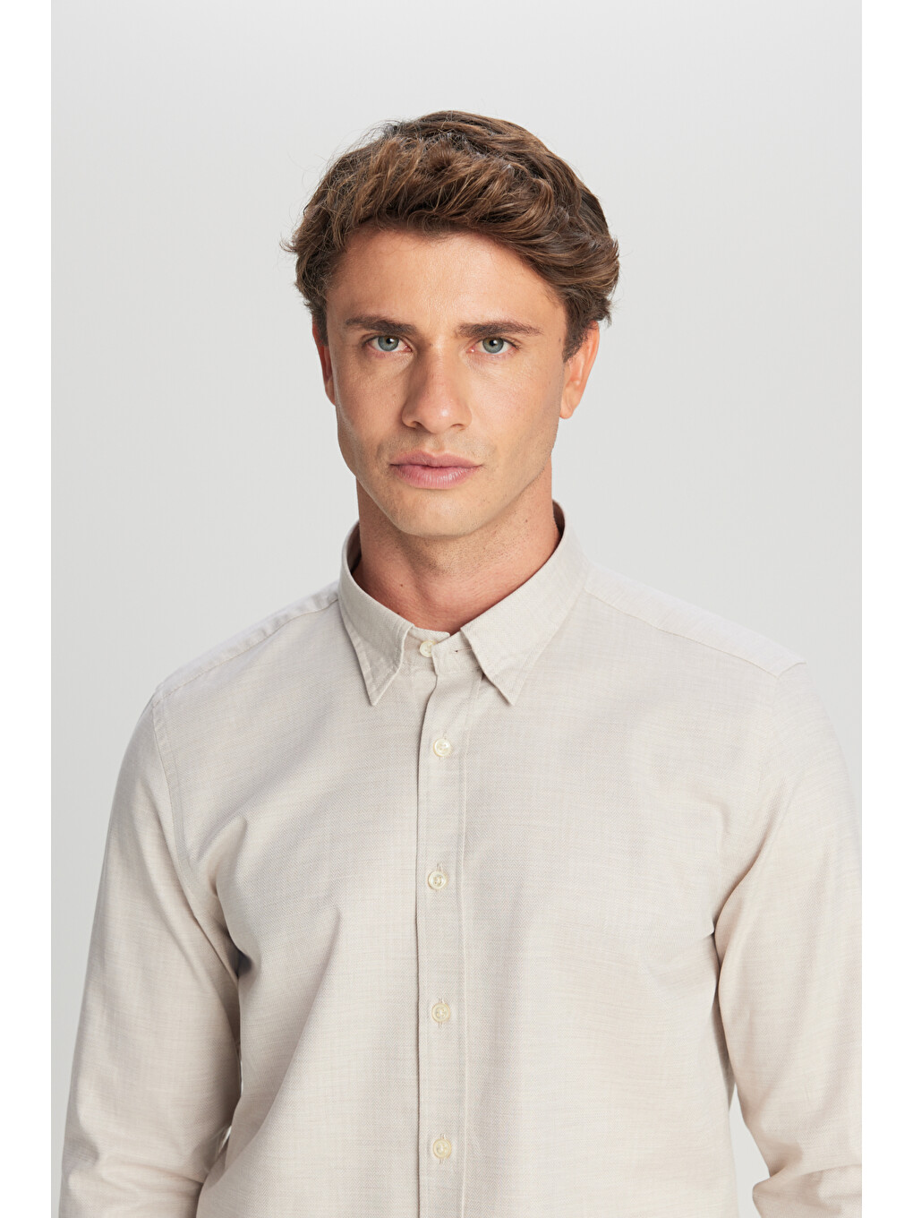 Erkek Bej %100 Pamuk Slim Fit Dar Kesim Düğmeli Yaka Balıksırtı Desenli Gömlek-3