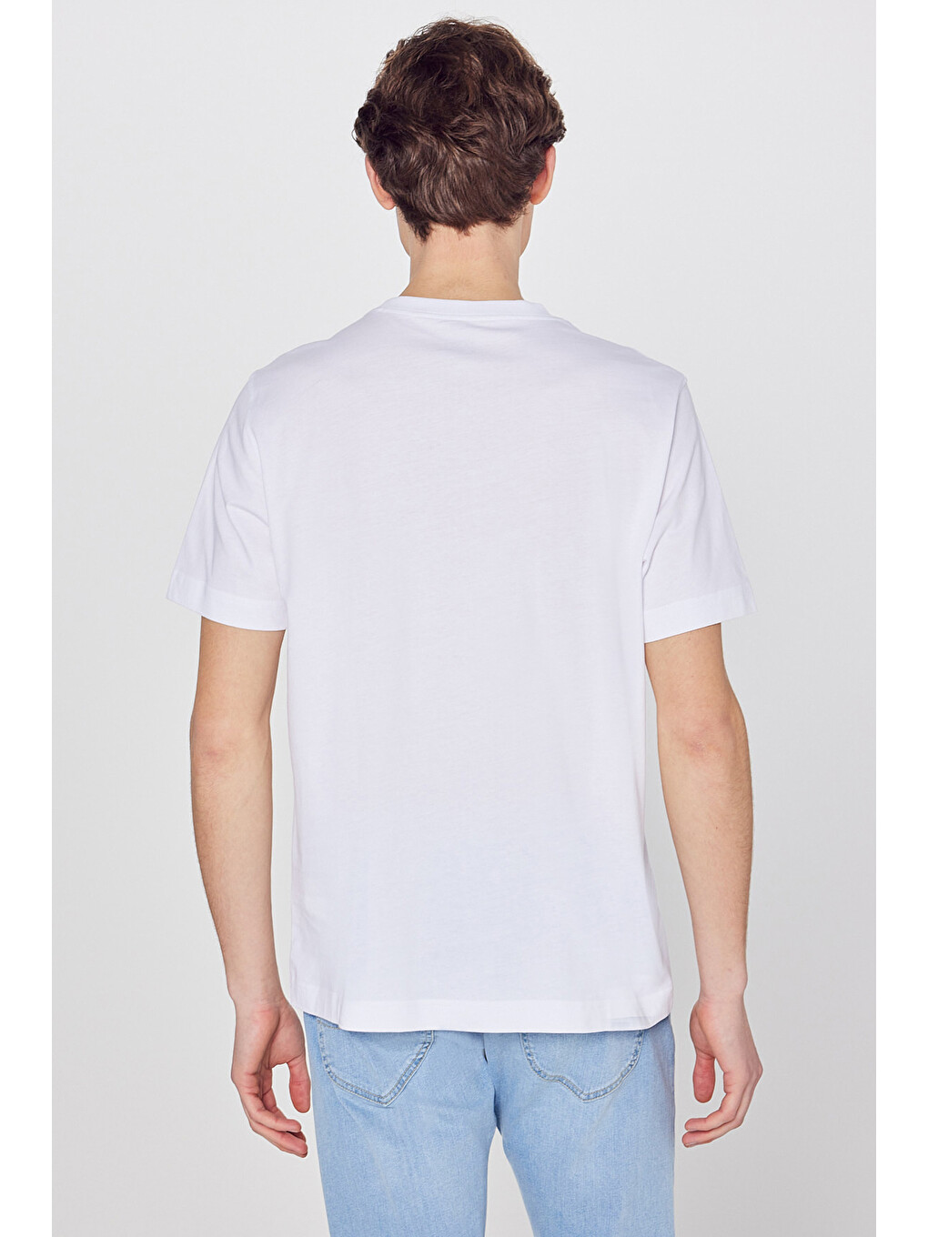Beyaz %100 Pamuk Regular Fit Normal Kesim Bisiklet Yaka Logo Detaylı Tişört-4