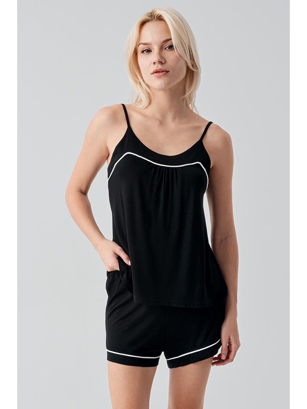 Siyah Askılı Biyeli Elastanlı Esnek Viskoz Soft Şortlu Pijama Takım 19216-3