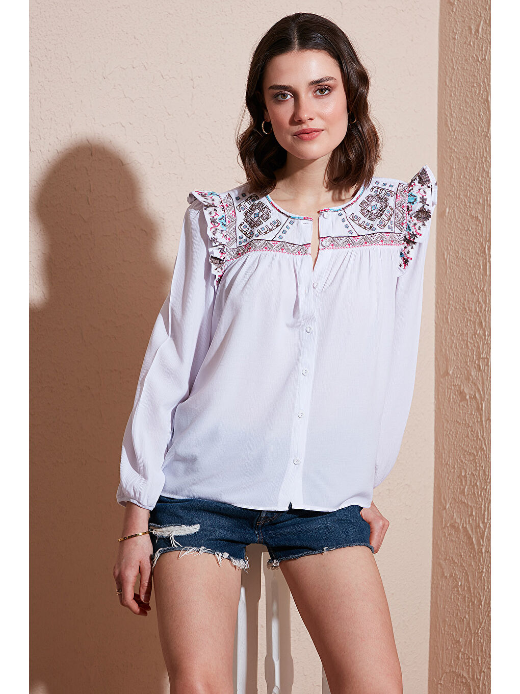 Beyaz Etnik Desenli Kol Detaylı Bisiklet Yaka Şile Bezi Kadın Gömlek 611BZ0042-1