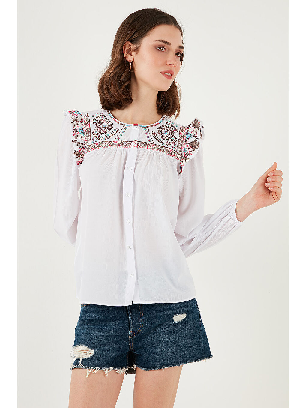 Beyaz Etnik Desenli Kol Detaylı Bisiklet Yaka Şile Bezi Kadın Gömlek 611BZ0042-3