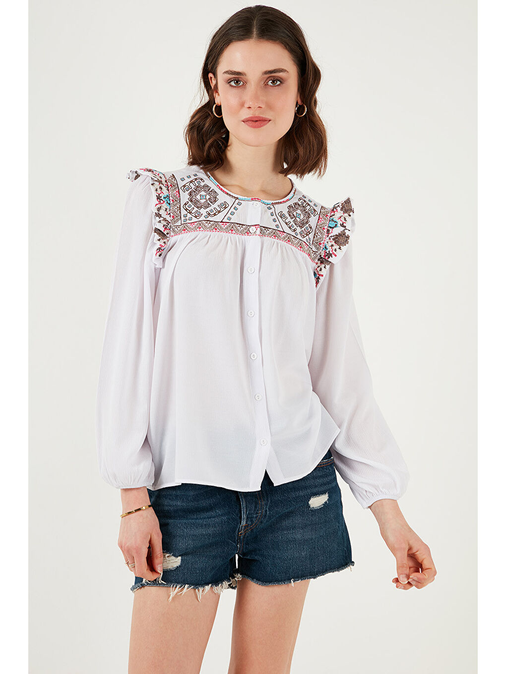 Beyaz Etnik Desenli Kol Detaylı Bisiklet Yaka Şile Bezi Kadın Gömlek 611BZ0042-4