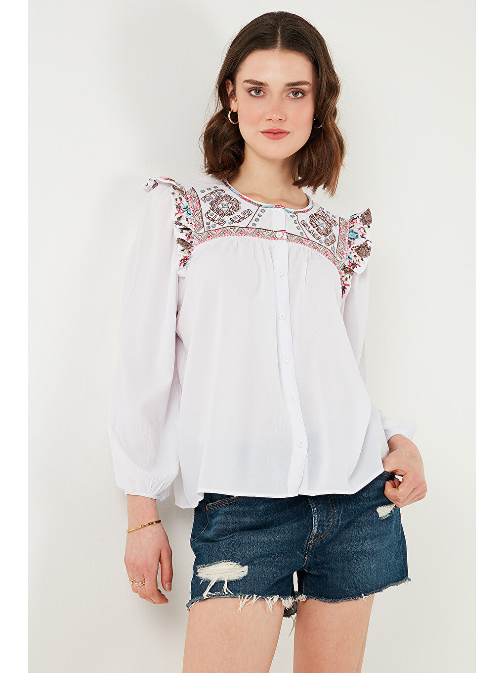 Beyaz Etnik Desenli Kol Detaylı Bisiklet Yaka Şile Bezi Kadın Gömlek 611BZ0042-5