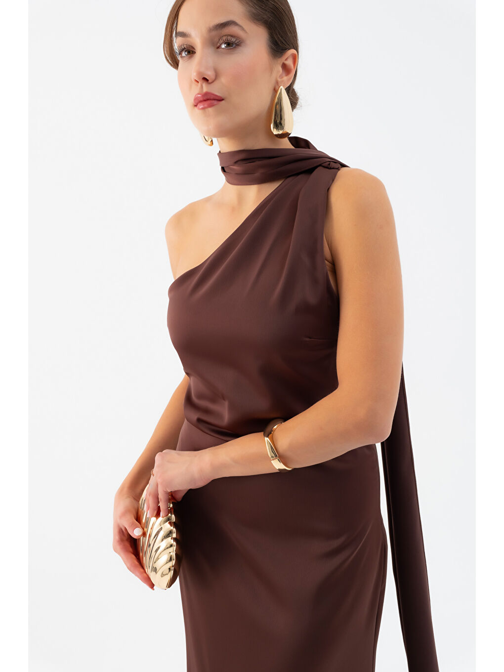 Kadın Kahverengi Tek Omuz Şal Yaka Uzun Saten Elbise-3