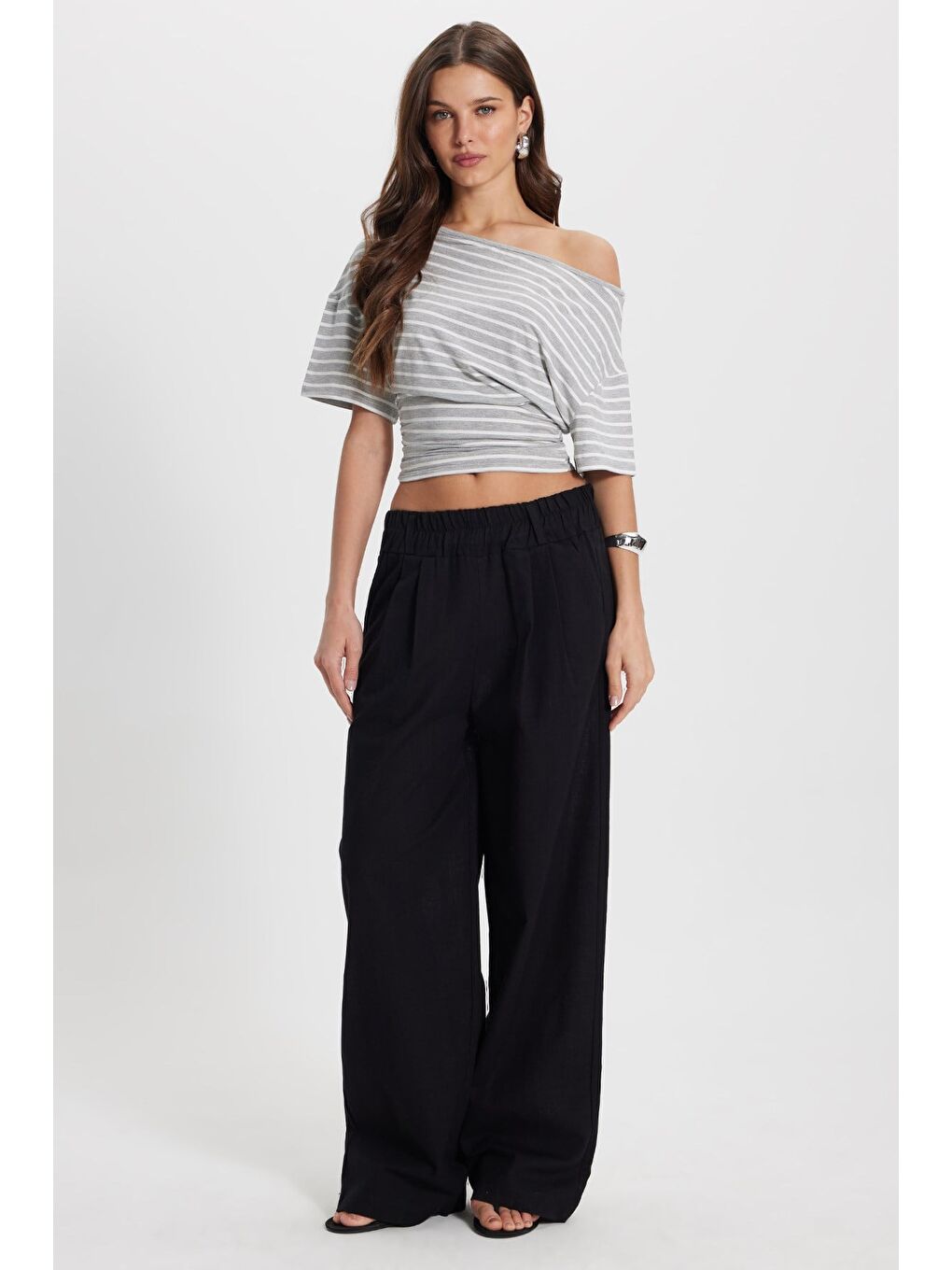 Kadın Regular Fit Klasik Kesim Asimetrik Yaka Çizgili Elastanlı Gri Viskon Crop Bluz-1