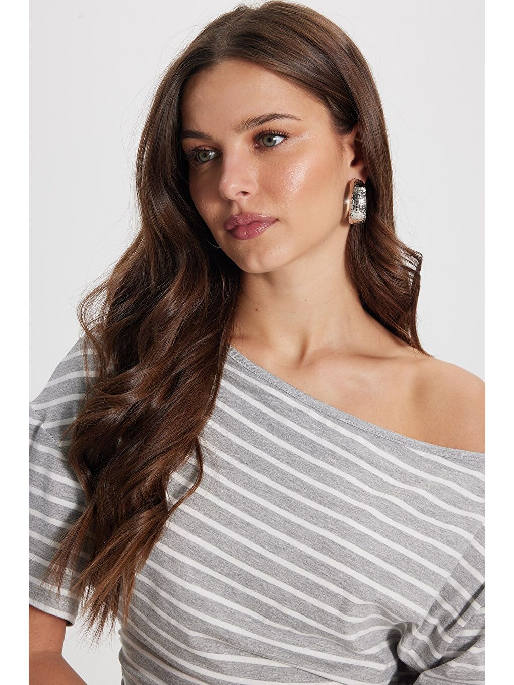 Kadın Regular Fit Klasik Kesim Asimetrik Yaka Çizgili Elastanlı Gri Viskon Crop Bluz-2