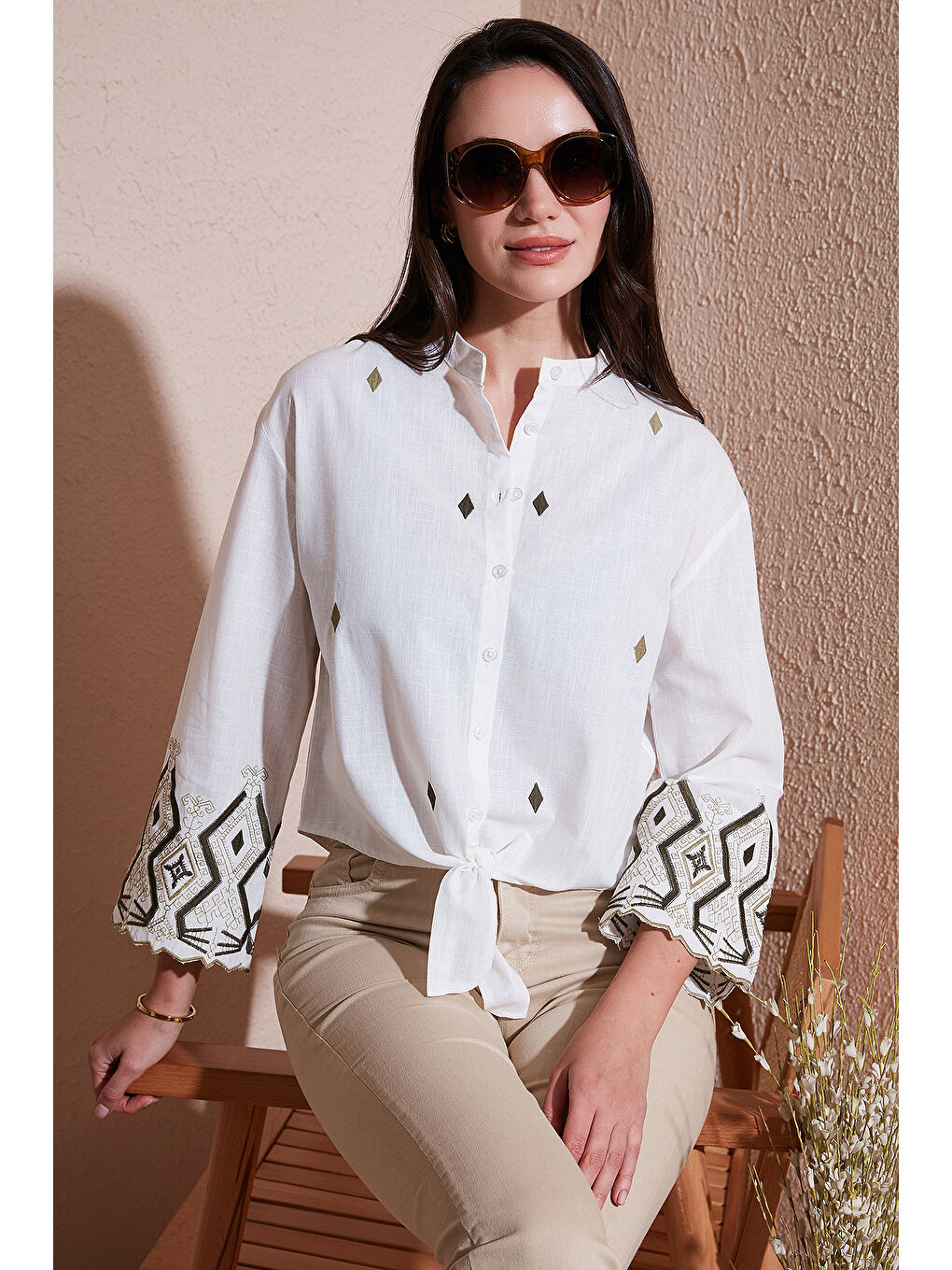 Pamuklu Nakışlı Belden Bağlamalı Hakim Yaka Kadın Gömlek 6110097-2