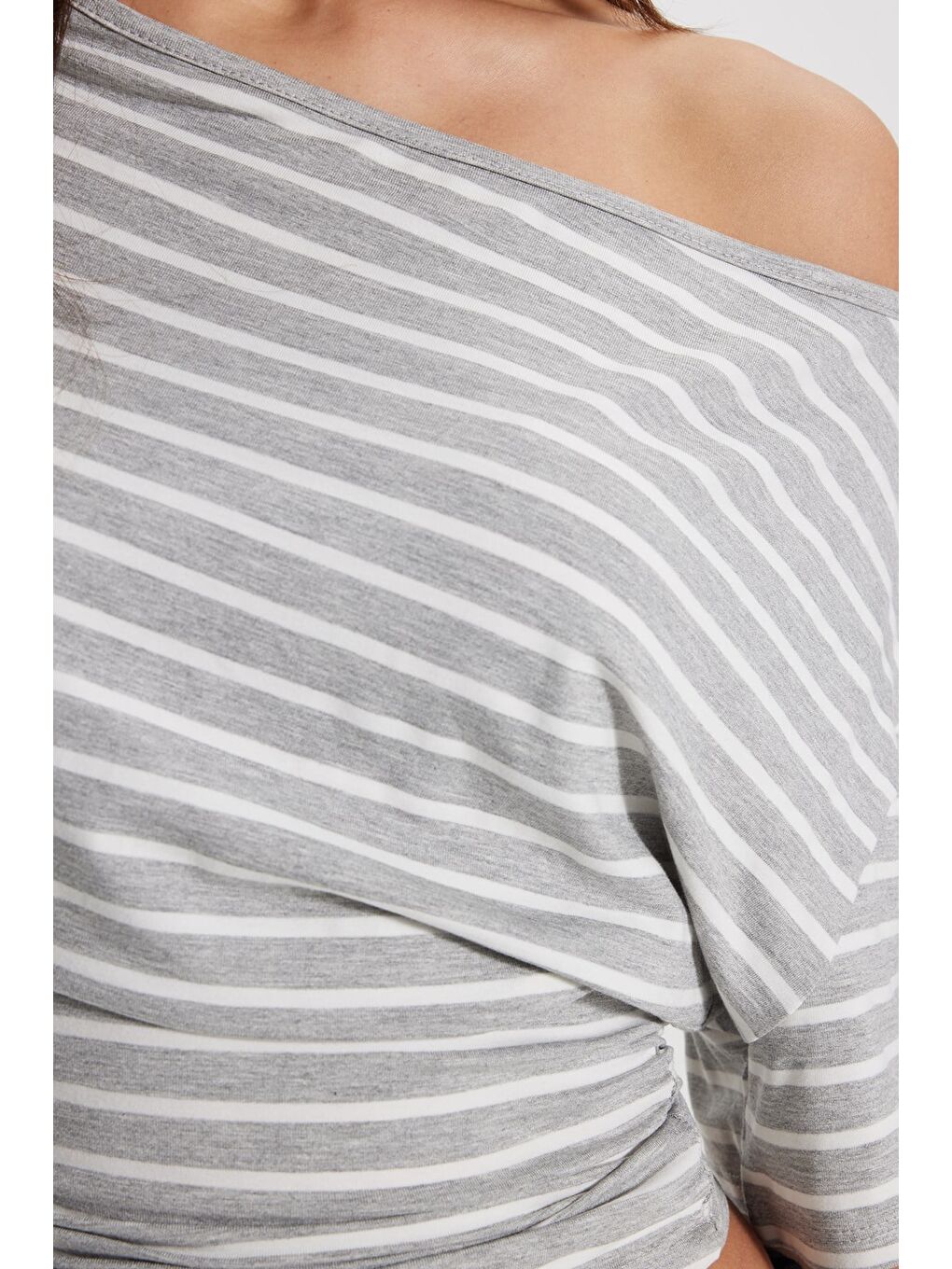 Kadın Regular Fit Klasik Kesim Asimetrik Yaka Çizgili Elastanlı Gri Viskon Crop Bluz-3