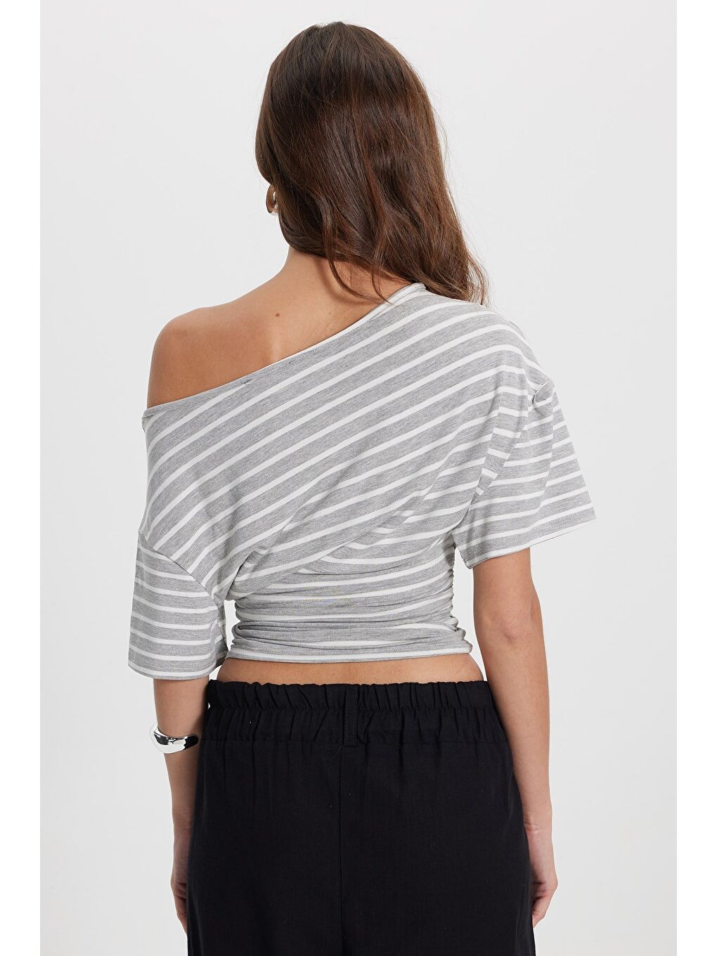 Kadın Regular Fit Klasik Kesim Asimetrik Yaka Çizgili Elastanlı Gri Viskon Crop Bluz-5