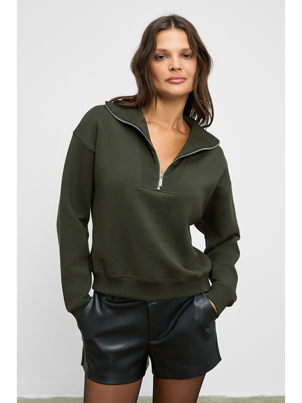 Endora Kadın Yumuşak Polarlı Kumaşlı Yakası Fermuarlı Regular Haki Sweatshirt-2