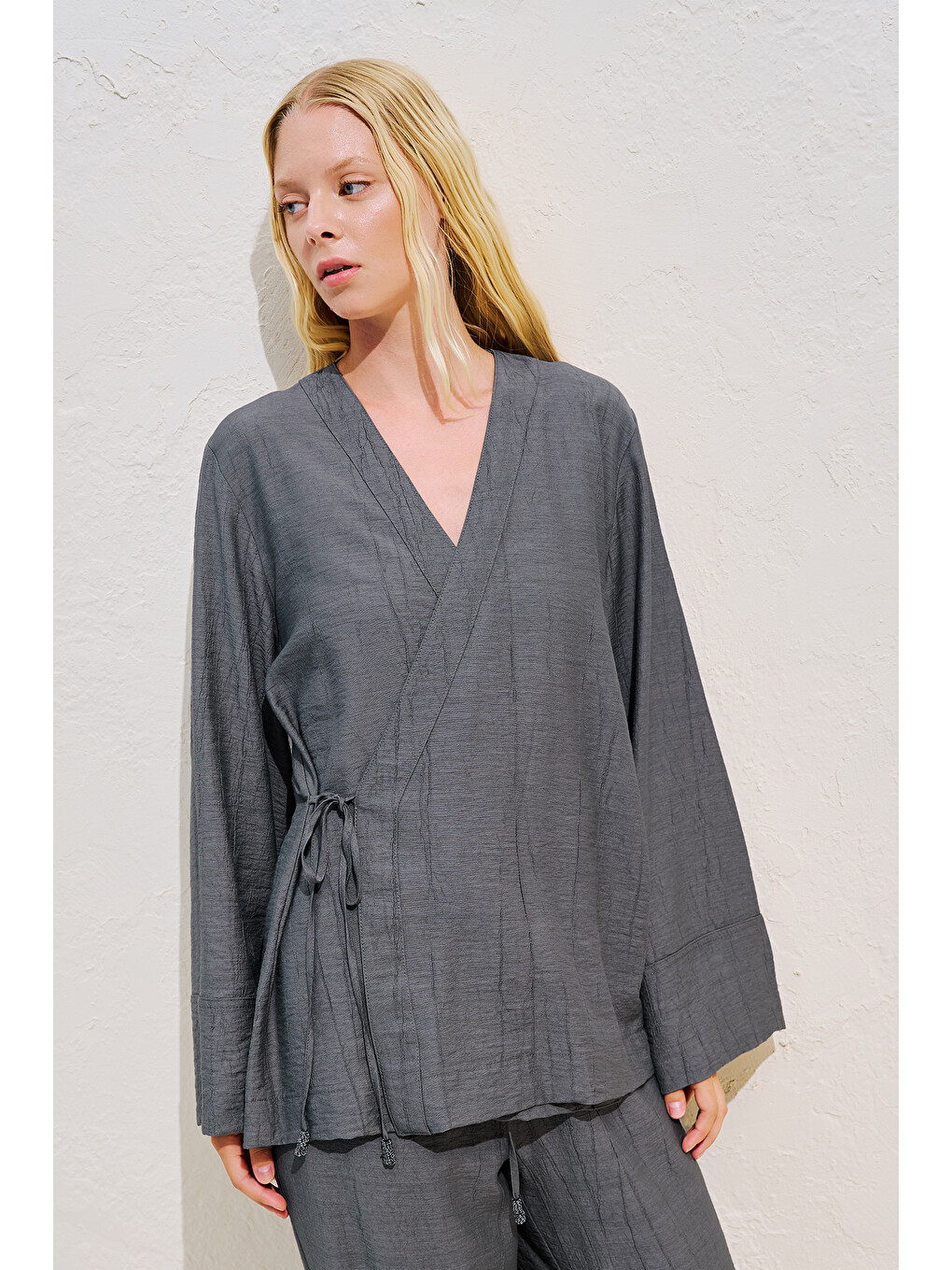 Dokulu Bağlamalı Kimono Bluz Gri-2