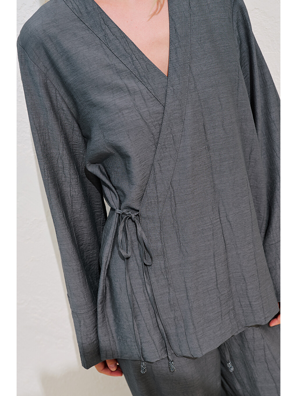 Dokulu Bağlamalı Kimono Bluz Gri-3