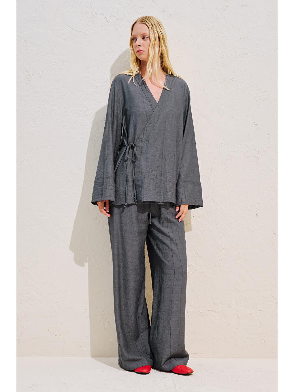 Dokulu Bağlamalı Kimono Bluz Gri-4
