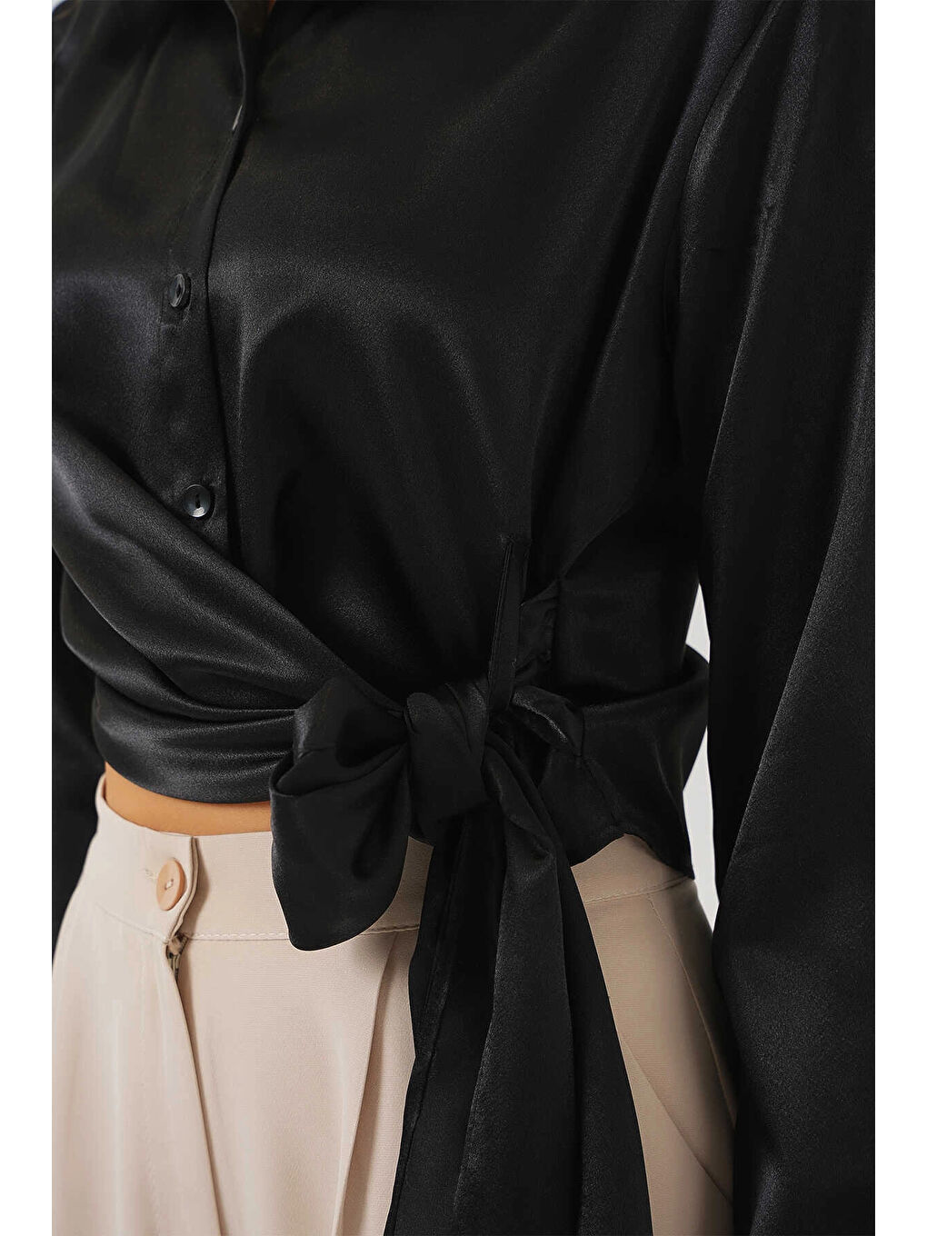 Kadın Siyah Bağlama Detaylı Saten Yüzeyli Gömlek HZL25S-BD1202871-2