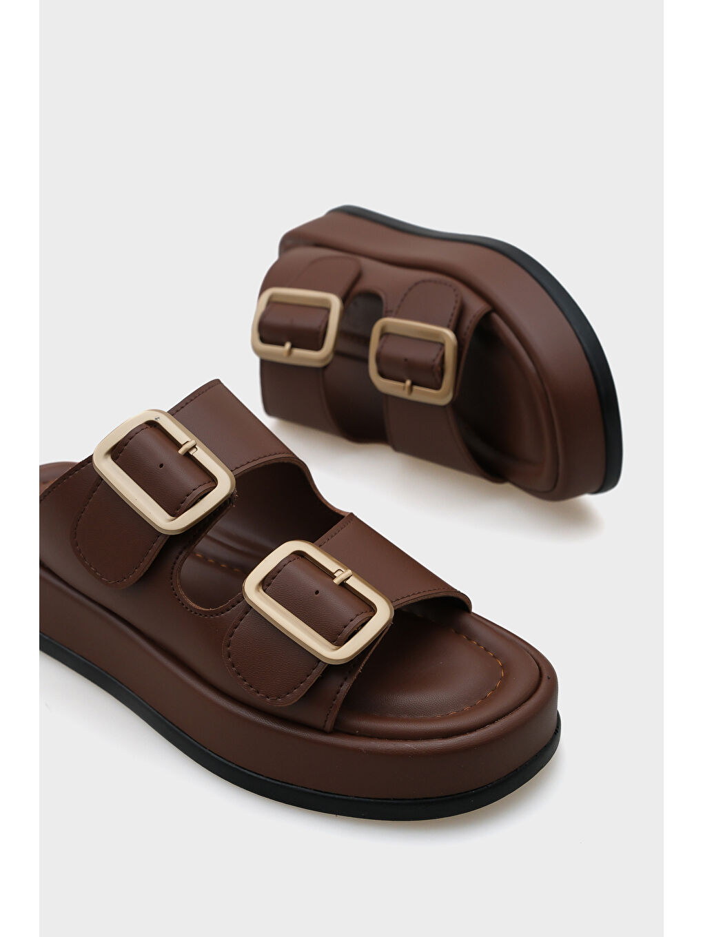 Kahverengi Marge Dolgu Topuklu Çift Bantlı Tokalı Kadın Terlik-4