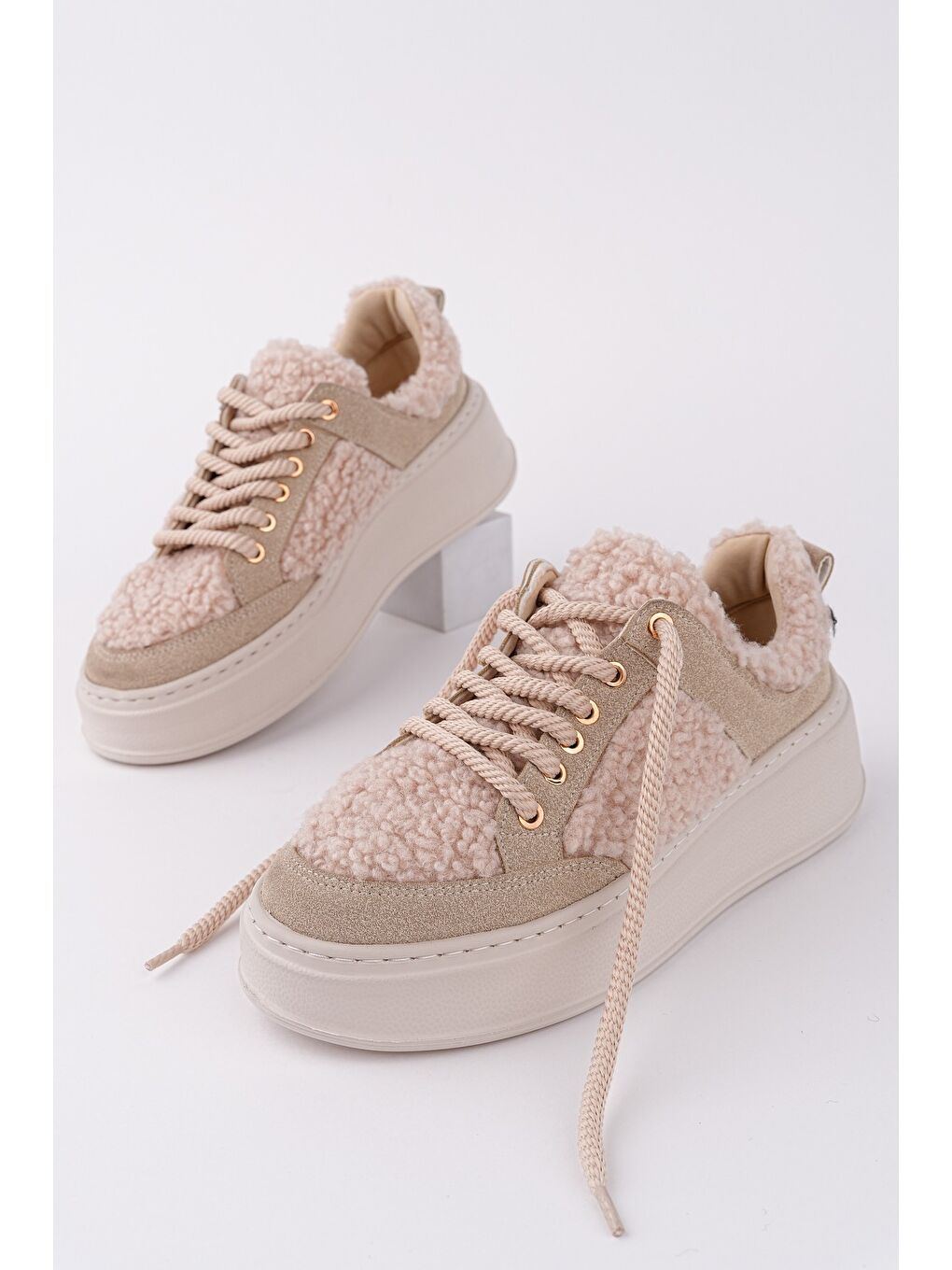 Bej FLEECY Kalın Taban Bağcıklı Pelüş Detaylı Kadın Kışlık Sneaker Spor Ayakkabı