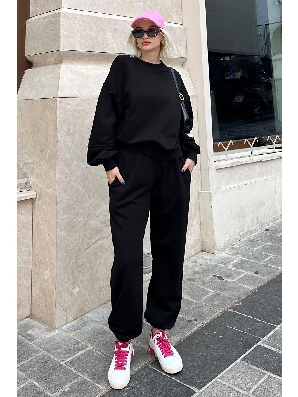 Siyah Bisiklet Yaka Arma Detaylı Kadın Eşofman Takımı Mg2186-2