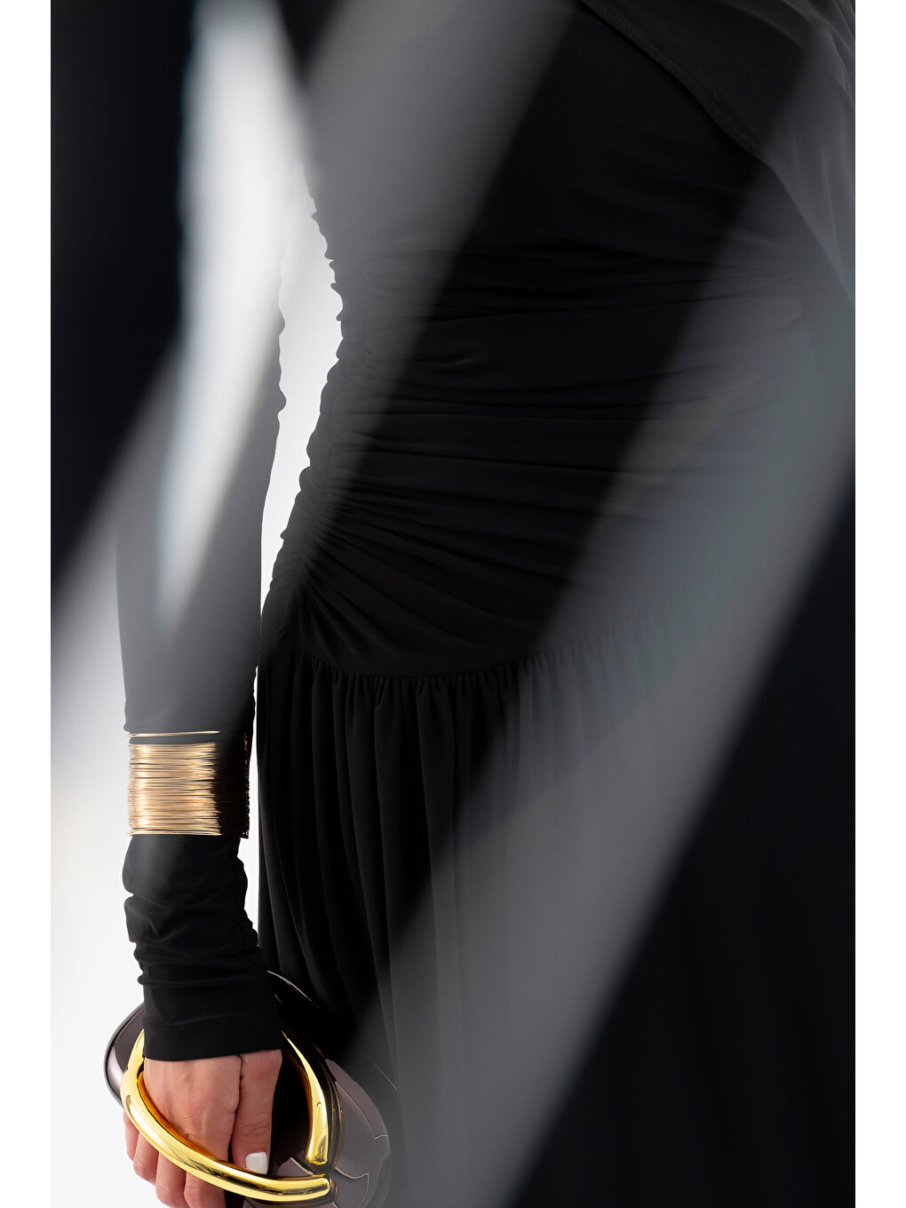 Kadın Siyah Omuz Parçalı Çapraz Büzgülü Uzun Elbise-3