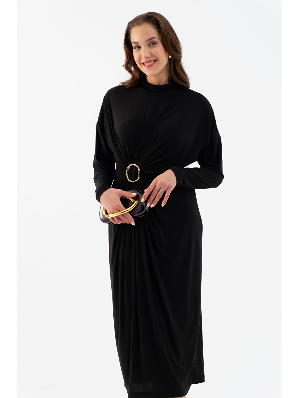 Kadın Siyah Büzgülü Aksesuar Detaylı Midi Elbise-1