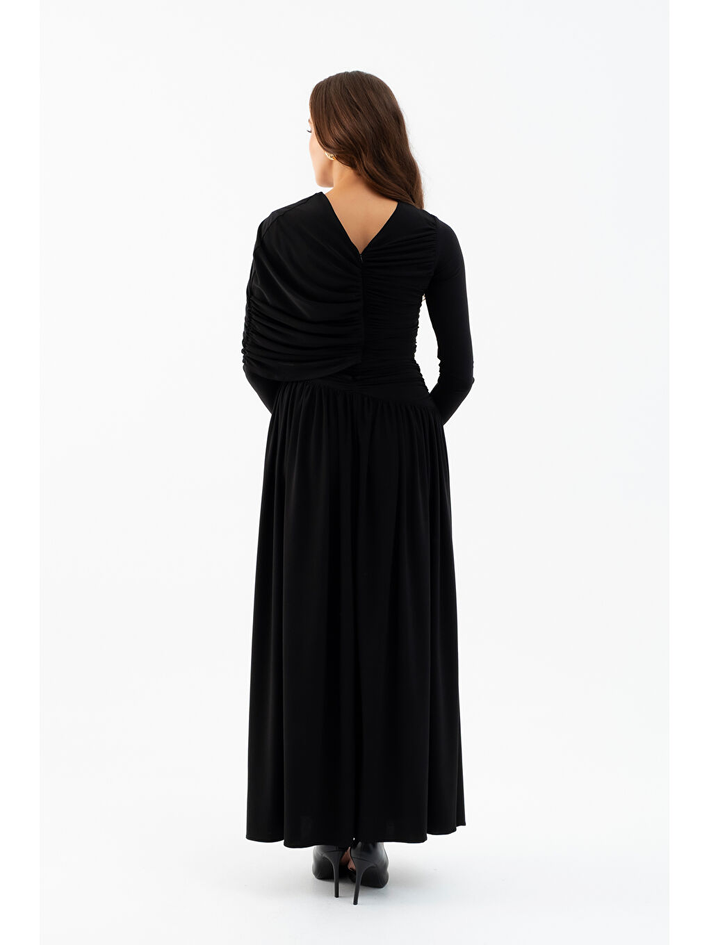 Kadın Siyah Omuz Parçalı Çapraz Büzgülü Uzun Elbise-5