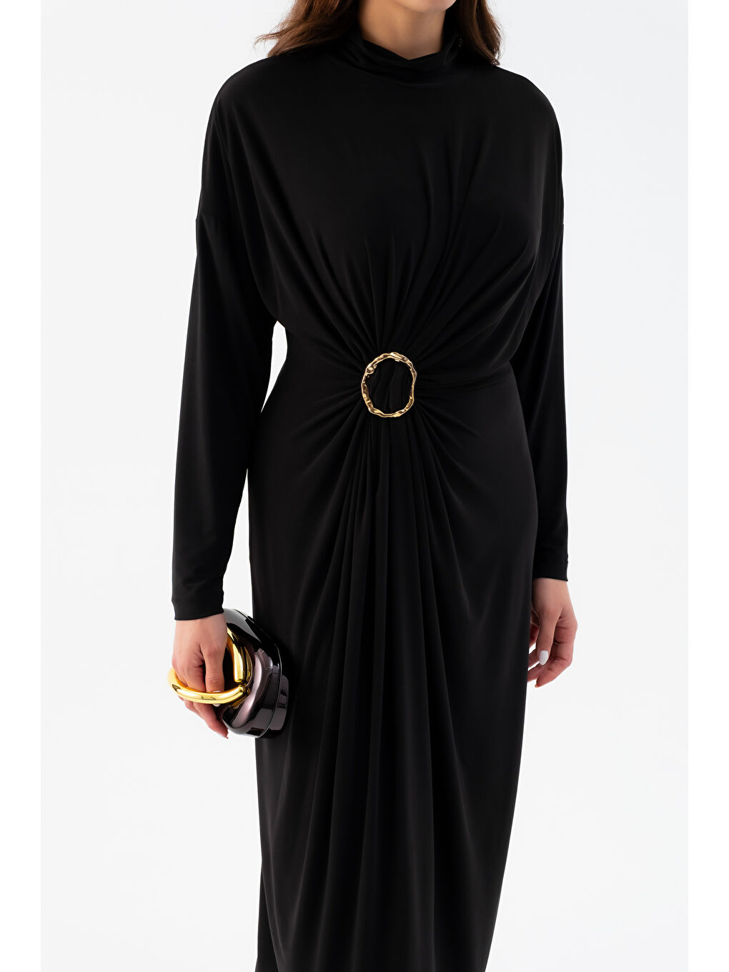 Kadın Siyah Büzgülü Aksesuar Detaylı Midi Elbise-3