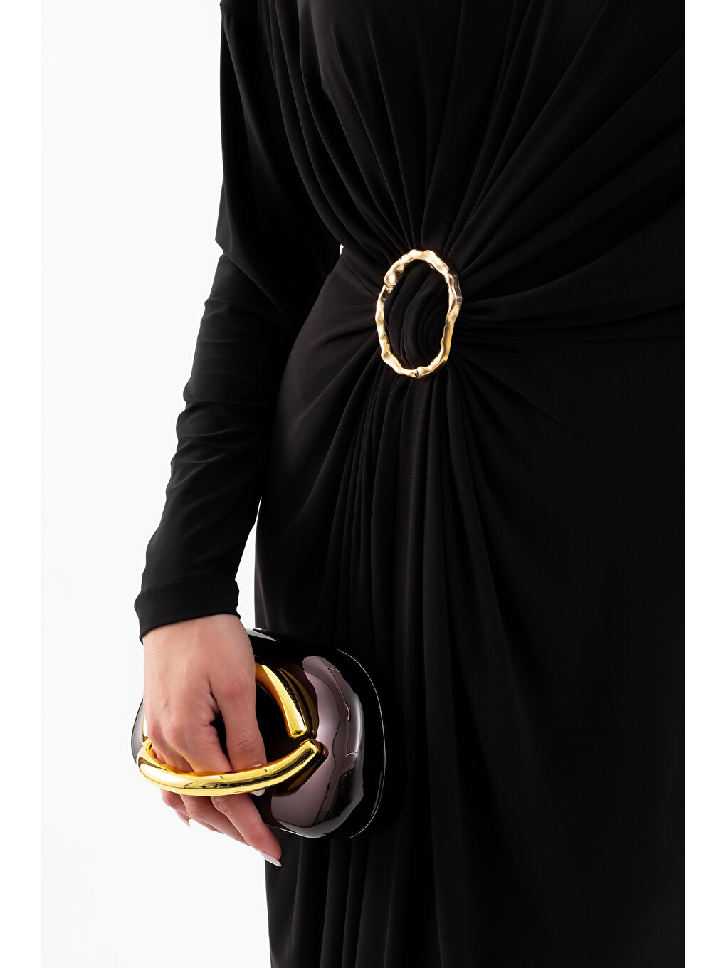 Kadın Siyah Büzgülü Aksesuar Detaylı Midi Elbise-4