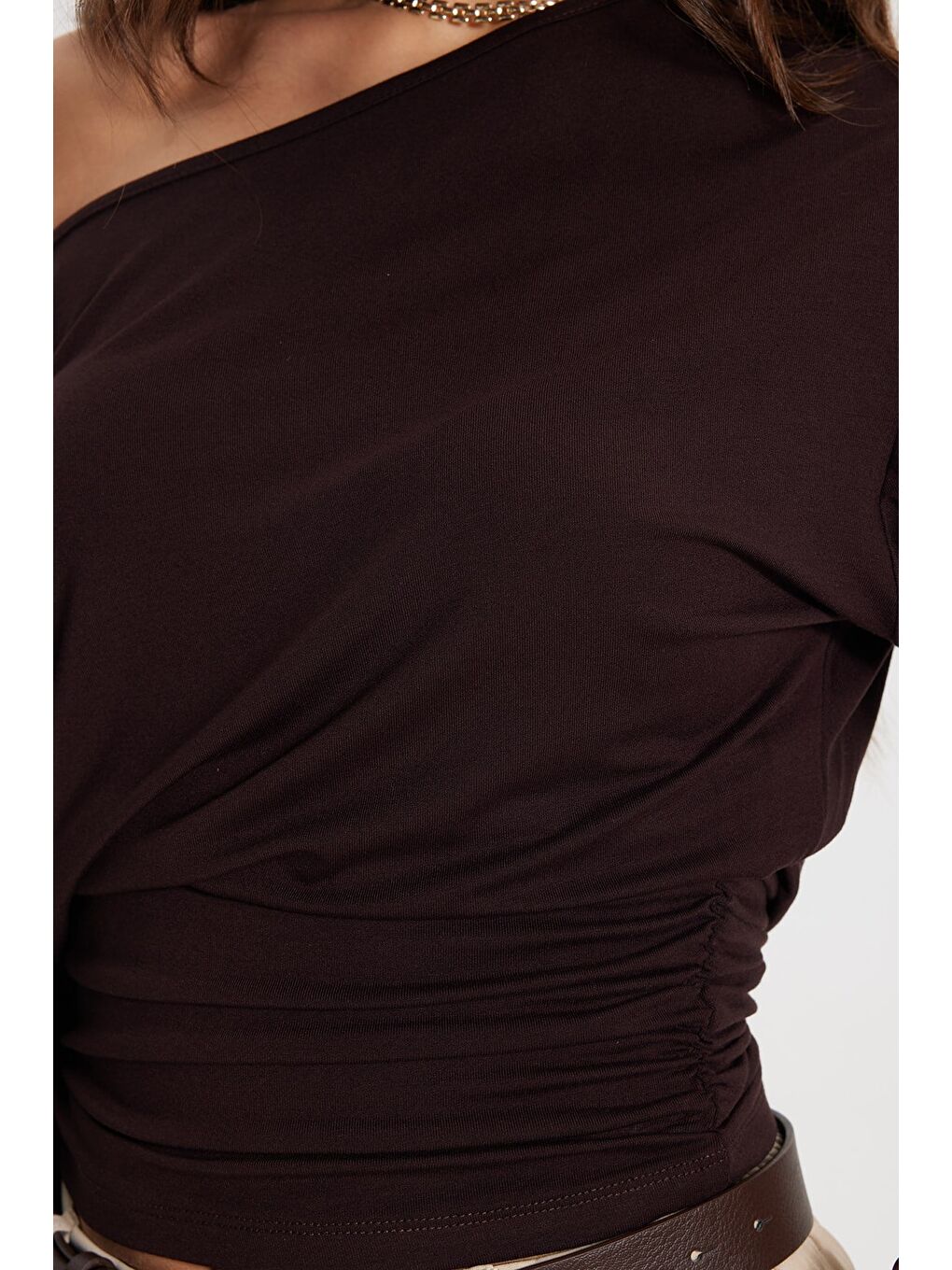 Kadın Regular Fit Klasik Kesim Kısa Kollu Beli Büzgülü Kahverengi Bluz-3
