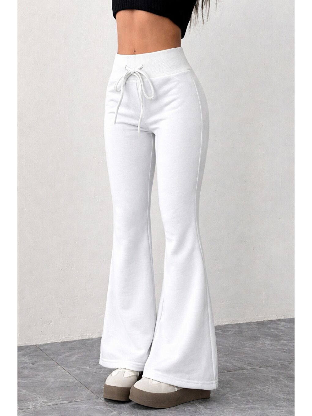 Beyaz Kadın Yüksek Bel Flare Paça Eşofman Altı – 2 İplik Kumaş, Toparlayıcı, İspanyol Paça