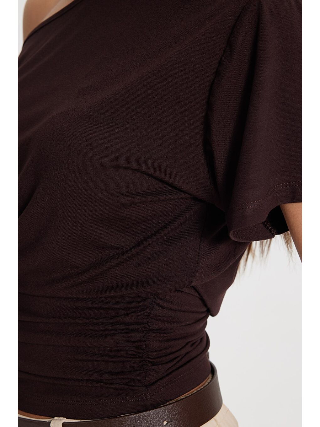 Kadın Regular Fit Klasik Kesim Kısa Kollu Beli Büzgülü Kahverengi Bluz-4