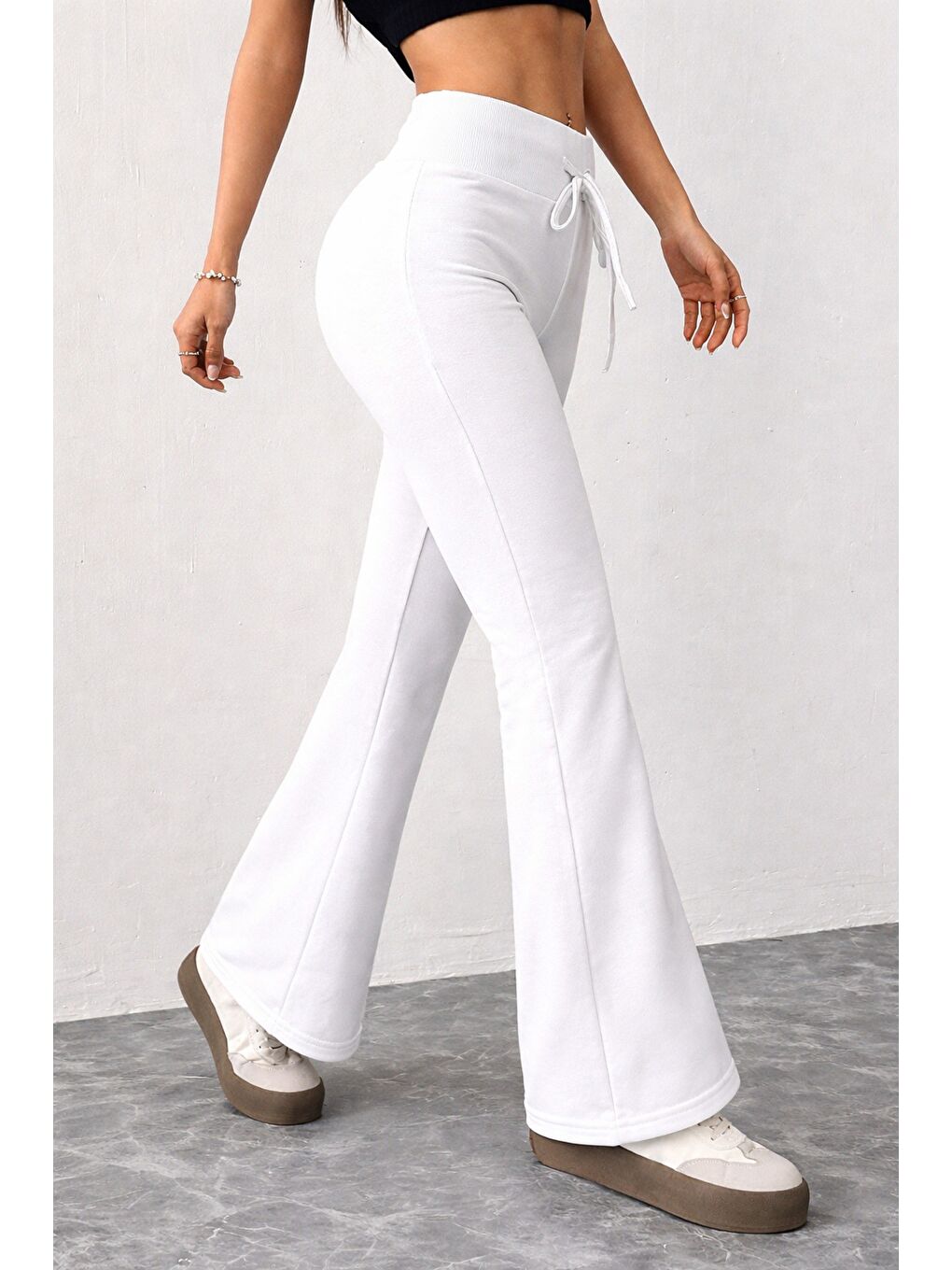 Beyaz Kadın Yüksek Bel Flare Paça Eşofman Altı – 2 İplik Kumaş, Toparlayıcı, İspanyol Paça-1