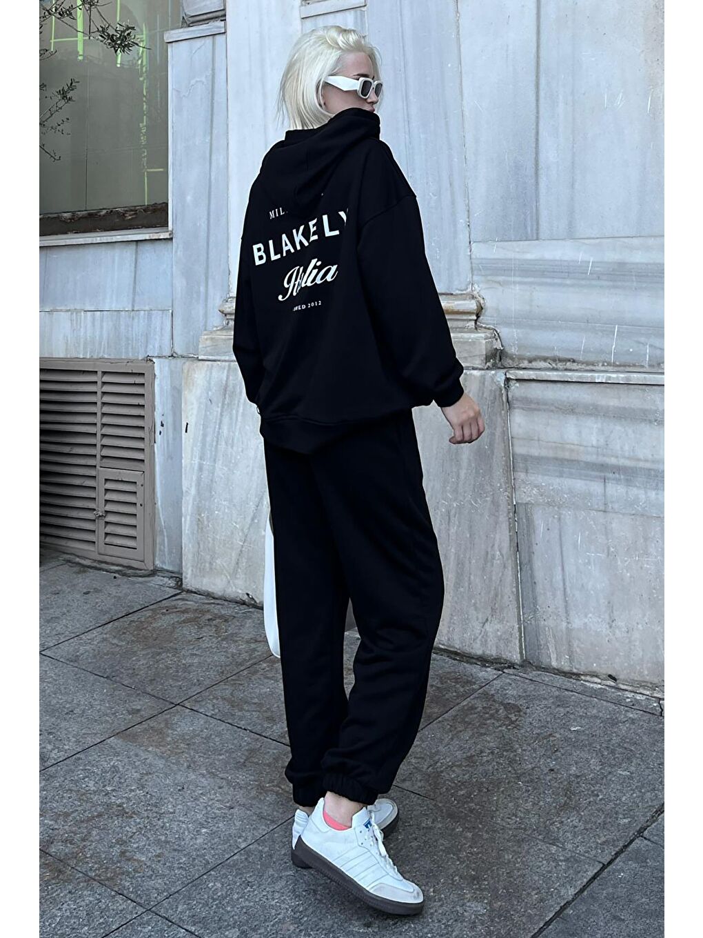 Siyah Kapüşonlu Sırt Baskılı Kadın Eşofman Takımı Mg2187-1