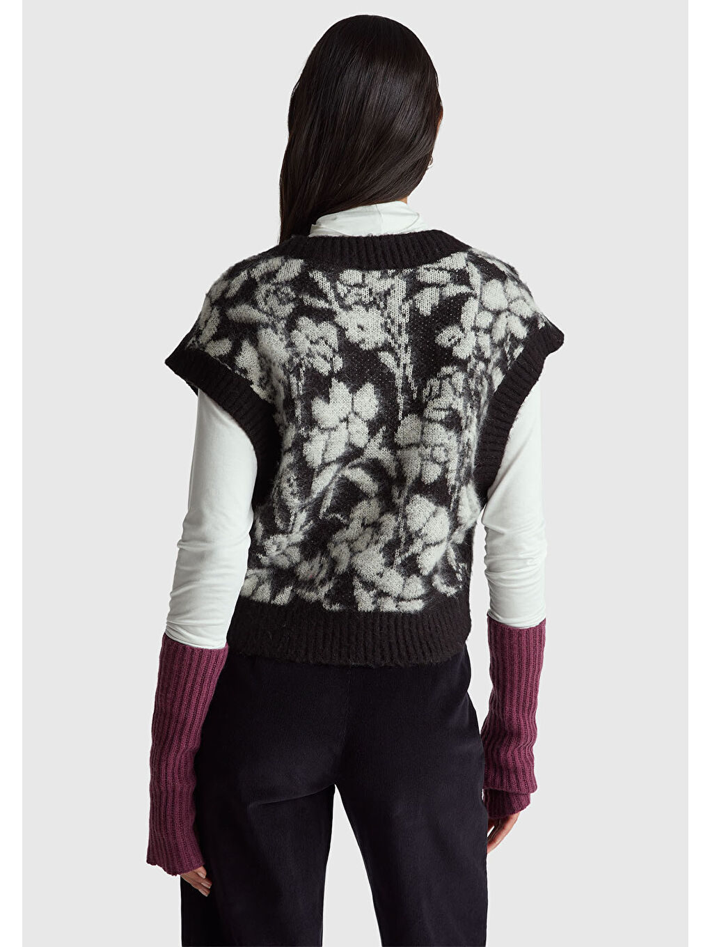 Kadın Siyah Akrilik Karışımlı Desenli Ribana Detaylı V Yaka Kolsuz Kazak-2