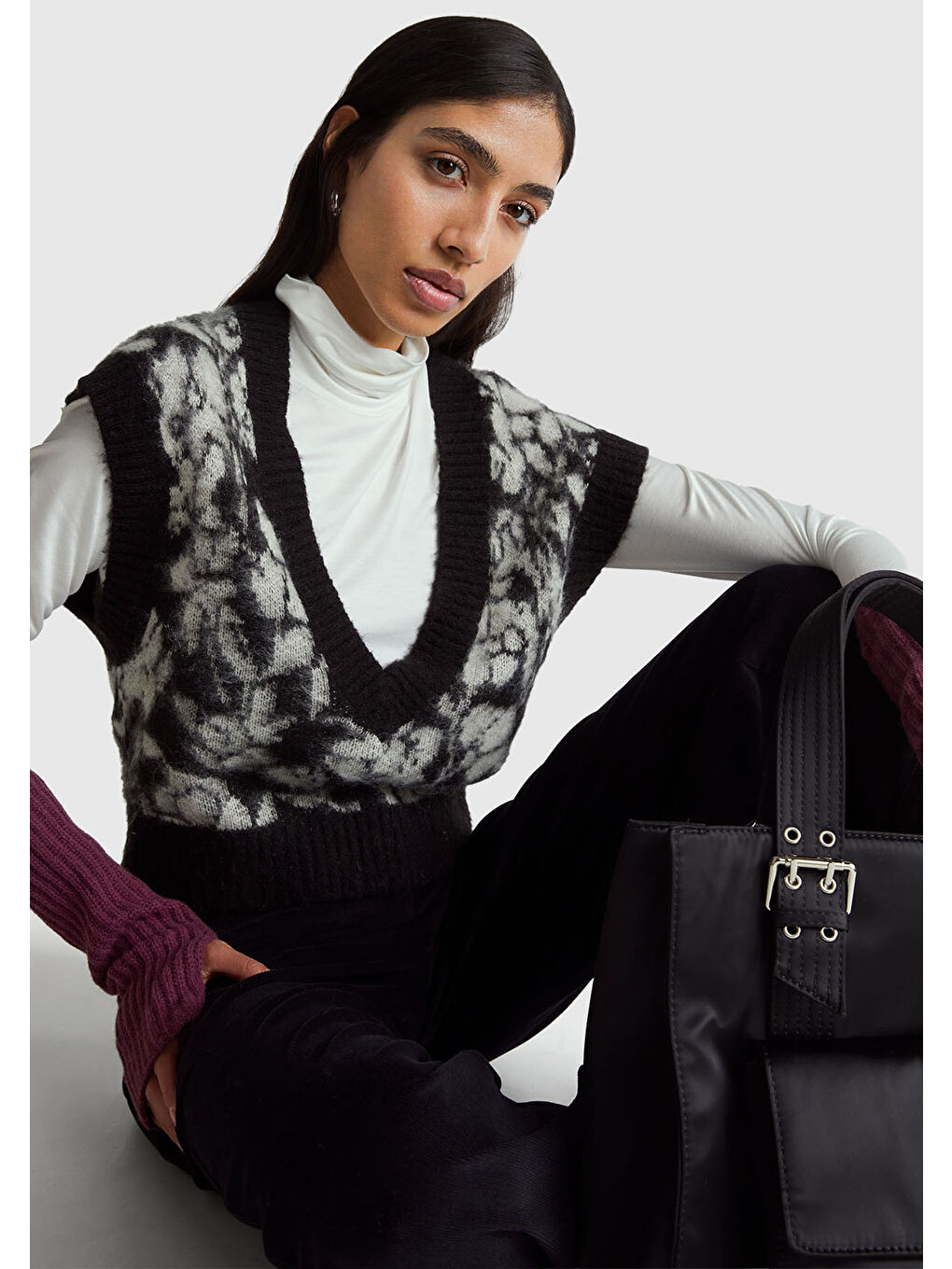 Kadın Siyah Akrilik Karışımlı Desenli Ribana Detaylı V Yaka Kolsuz Kazak-4