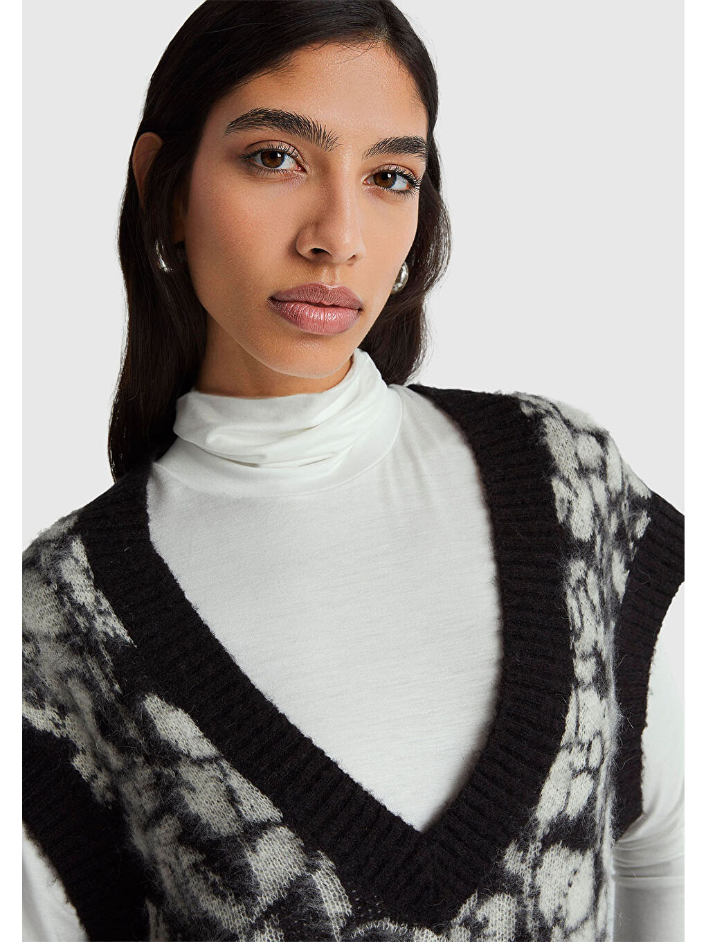 Kadın Siyah Akrilik Karışımlı Desenli Ribana Detaylı V Yaka Kolsuz Kazak-5